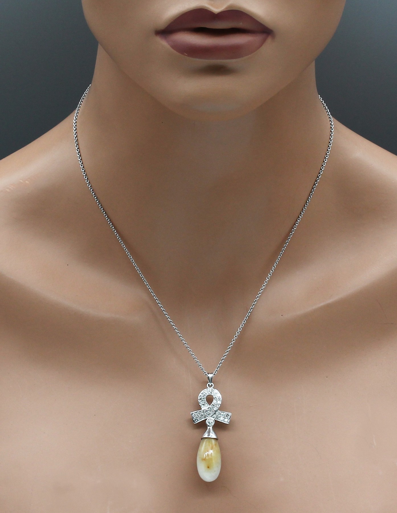 Detail a: 14 kt Gold Brillant-Opal-Anhänger, WG 585/000, Brillanten zus. ca. 0.65 ct Weiß/p, Opal-Pampel, an Kette L. ca. 44 cm, Federringschließe, ca. ...