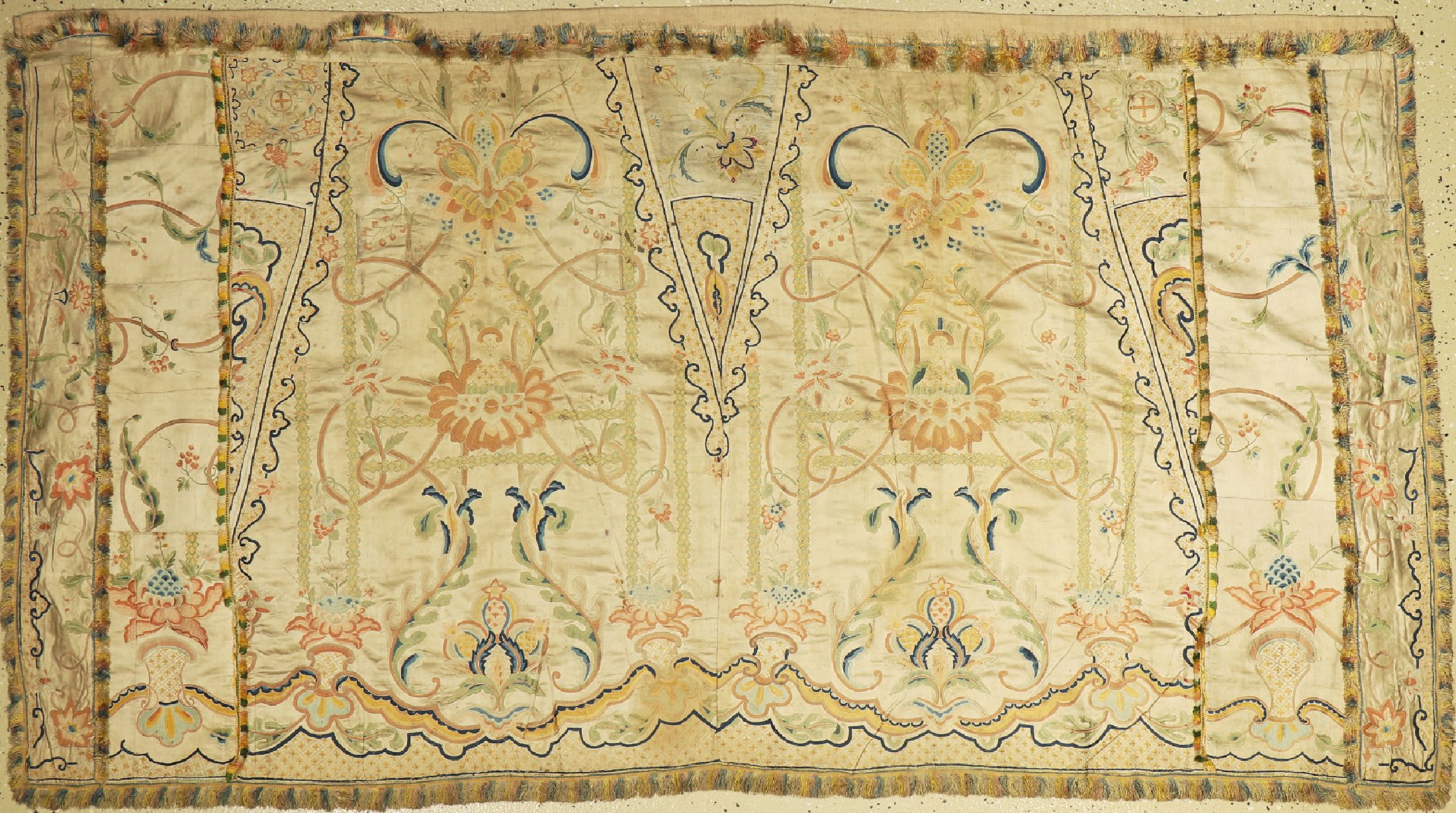 Antike Seidenstickerei, China, um 1900, reine Naturseide, ca. 205 x 110 cm, EHZ: 3(Fleckig).