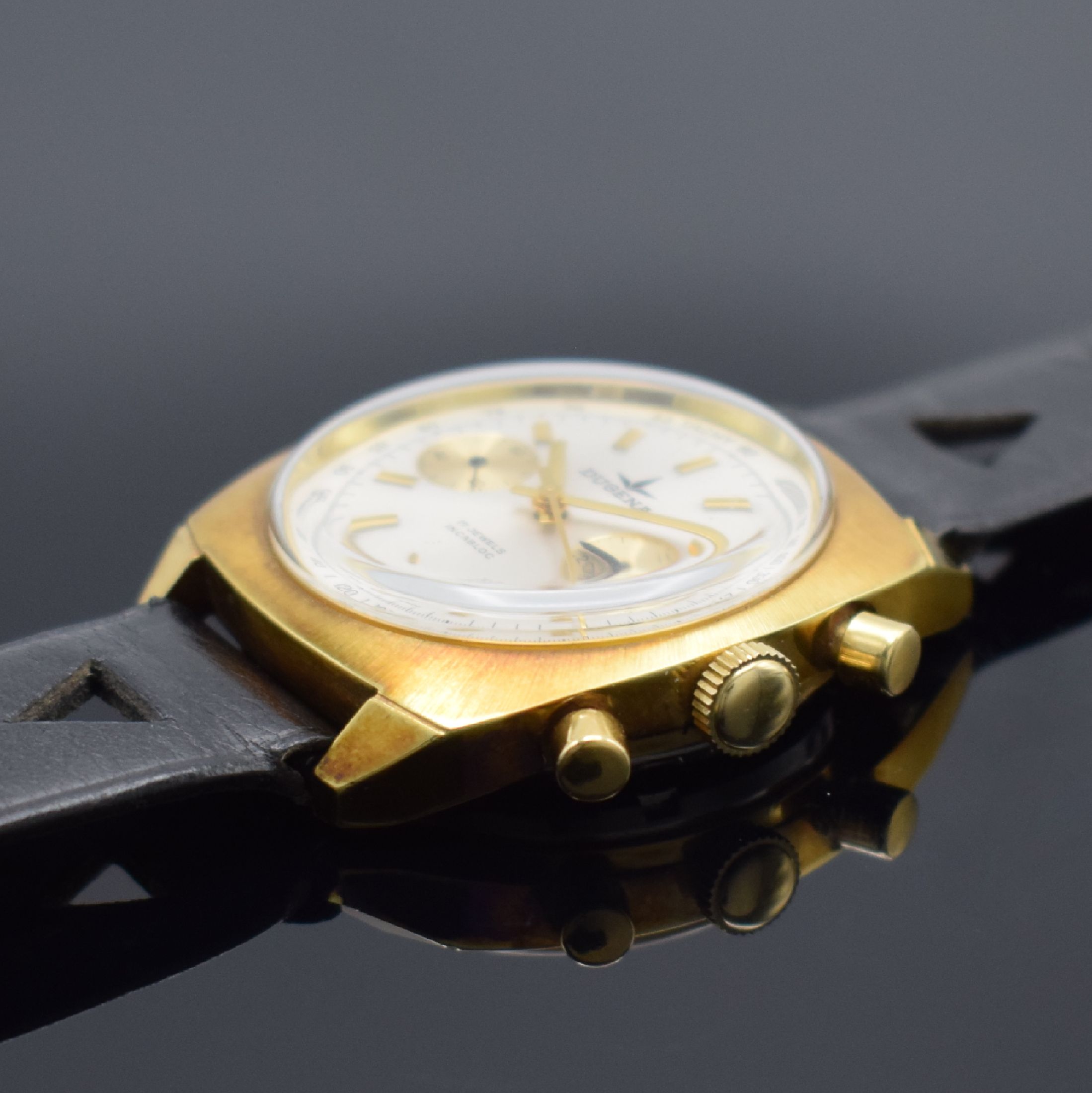 Detail b: DUGENA Herrenarmbanduhr mit Chronograph, Schweiz um 1968, Handaufzug, verg. Gehäuse, Stahlboden geschr., silb. Zifferbl. mit aufges. gold. ...