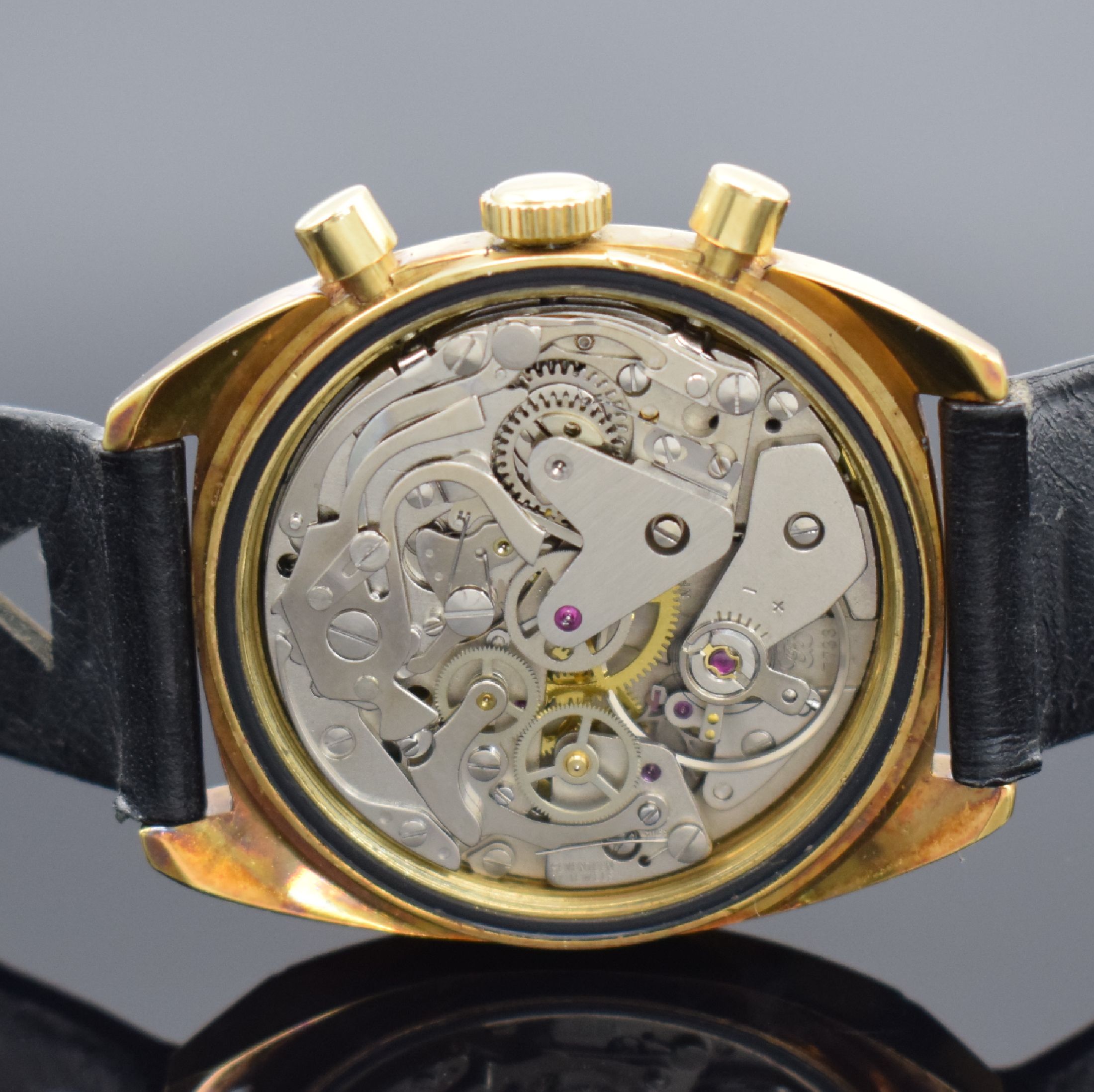 Detail d: DUGENA Herrenarmbanduhr mit Chronograph, Schweiz um 1968, Handaufzug, verg. Gehäuse, Stahlboden geschr., silb. Zifferbl. mit aufges. gold. ...