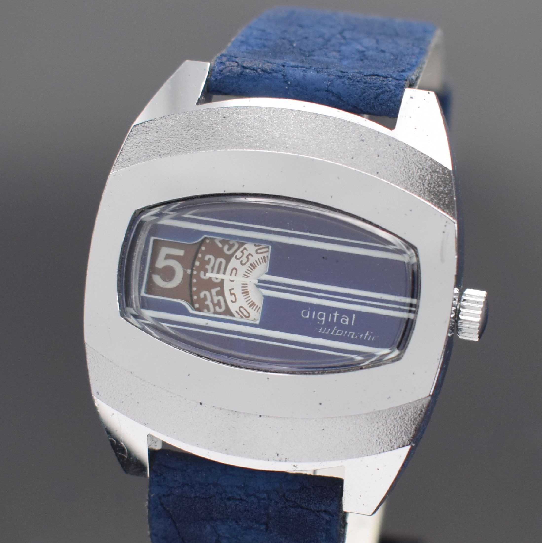 Detail a: DIGITAL Automatic Herrenarmbanduhr mit digitaler Anzeige, Schweiz um 1970, Automatik, verchr. Geh., Stahlboden aufgedr., blaues Zifferbl., digitale ...