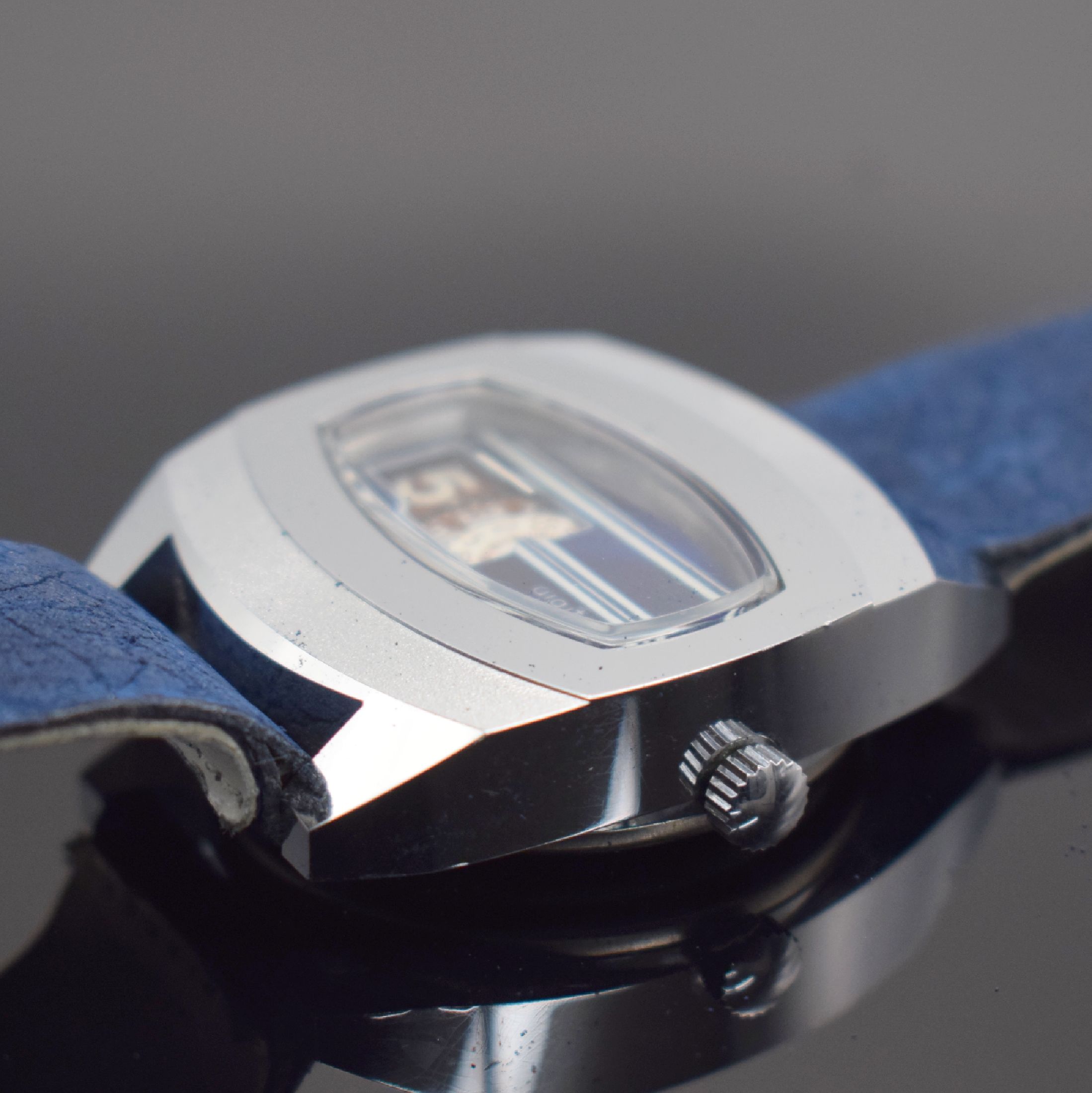 Detail b: DIGITAL Automatic Herrenarmbanduhr mit digitaler Anzeige, Schweiz um 1970, Automatik, verchr. Geh., Stahlboden aufgedr., blaues Zifferbl., digitale ...
