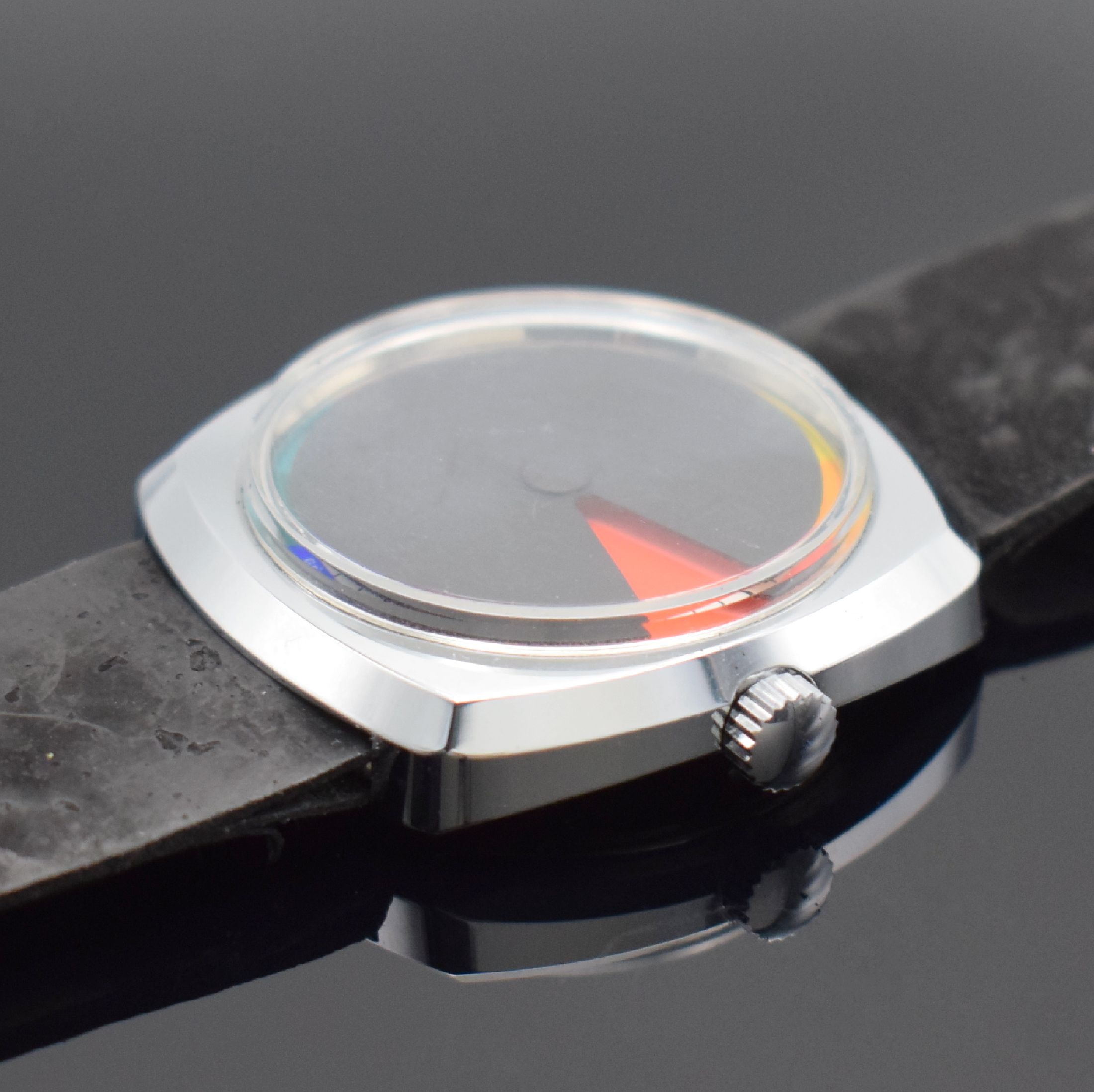 Detail b: CHROMACHRON / TIAN HARLAN Herrenarmbanduhr, Deutschland um 1975, Handaufzug, verchr. Geh., Stahlboden geschr., ausgefallene Zeitanzeige mit ...