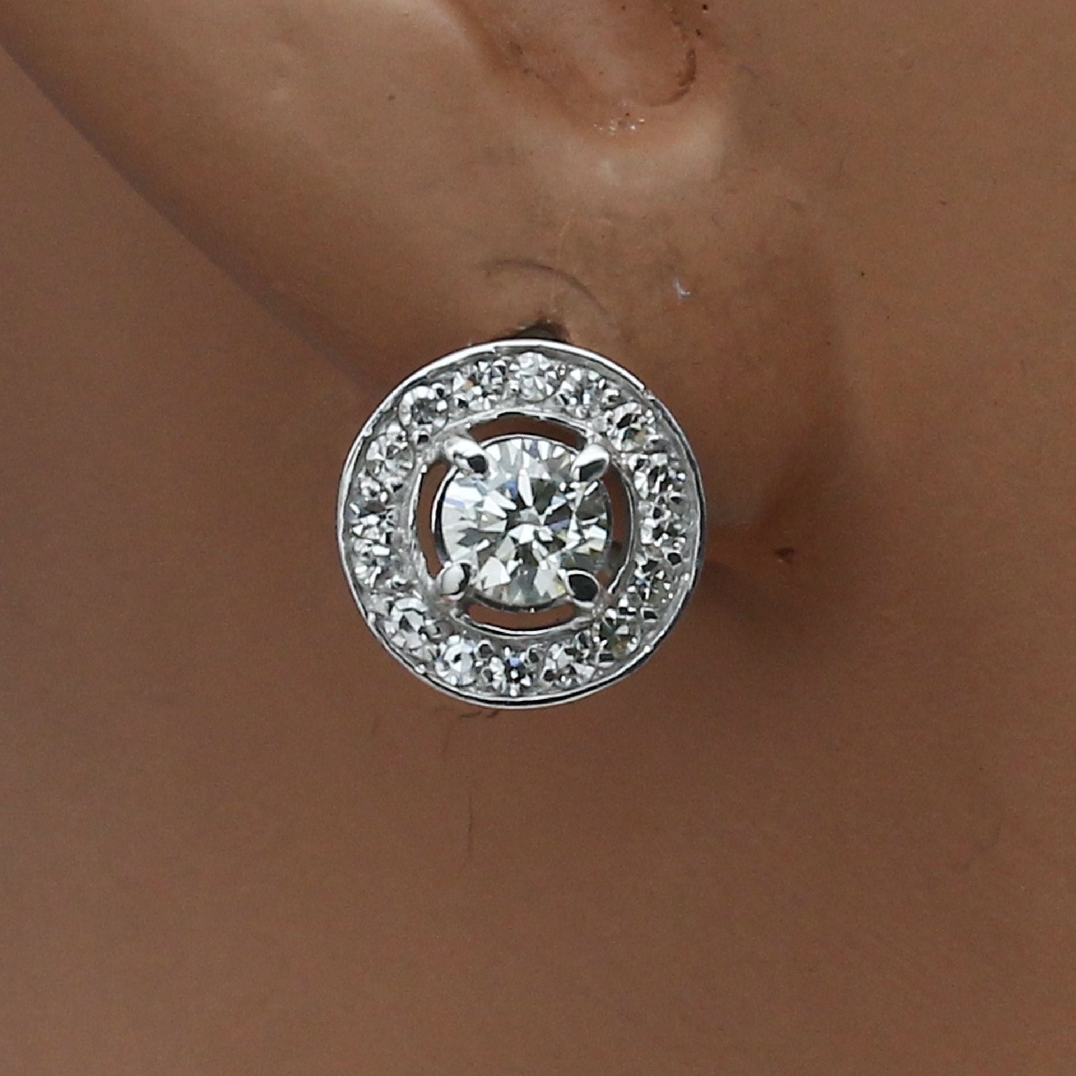 Detail a: Paar 18 kt Gold Diamant-Ohrstecker, WG 750/000, 2 Brillanten zus. ca. 0.84 ct l.get. Weiß/vs-si, umgeben von insg. 34 8/8-Diamantenzus. ca. 0.40 ct ...