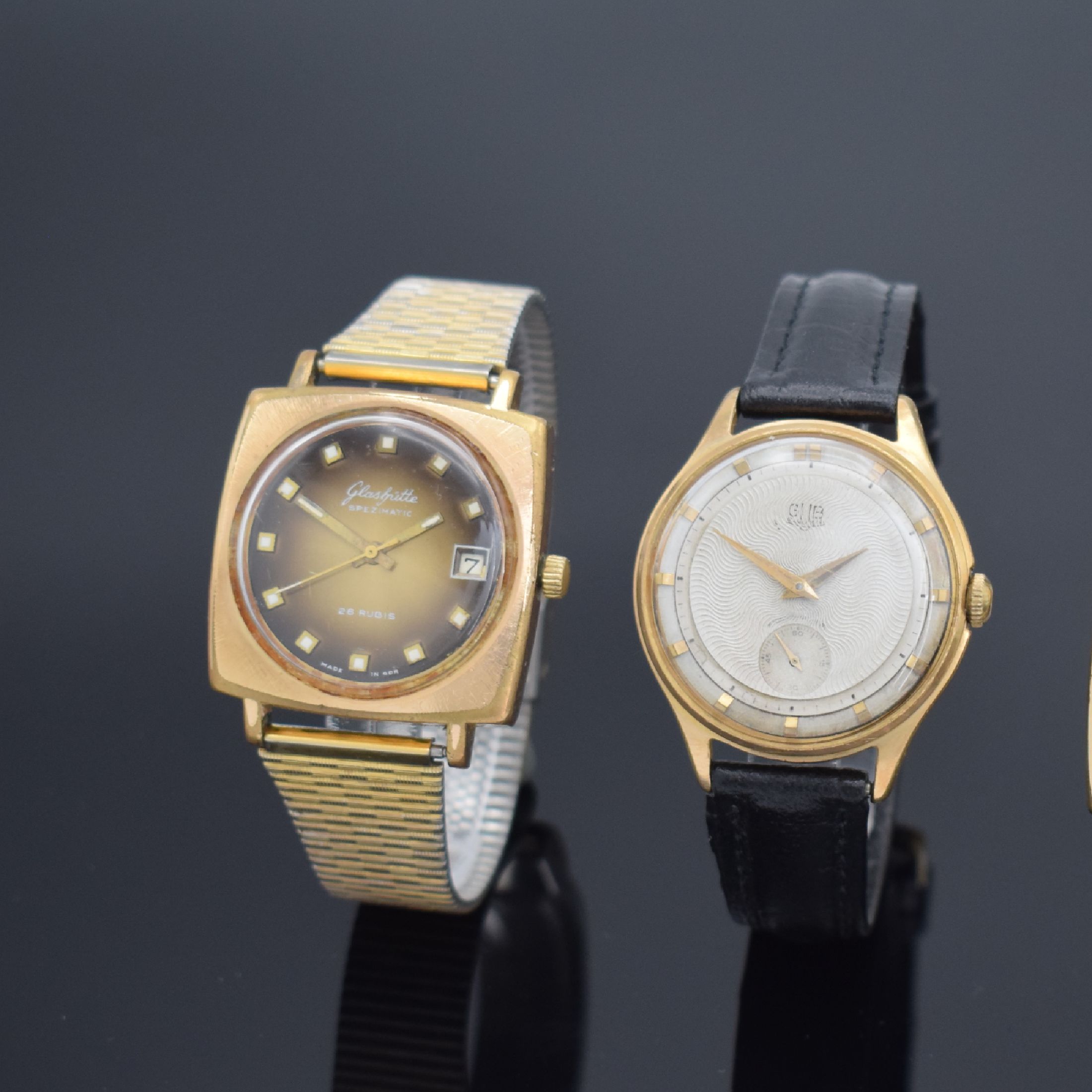 Detail a: 2 GLASHÜTTE Spezimatic & 1x GUB Herrenarmbanduhr, DDR um 1965/1975, Automatik/Handaufzug, verg. Geh., Edelstahlböden aufgedr. & verschr., 2x Fume- ...