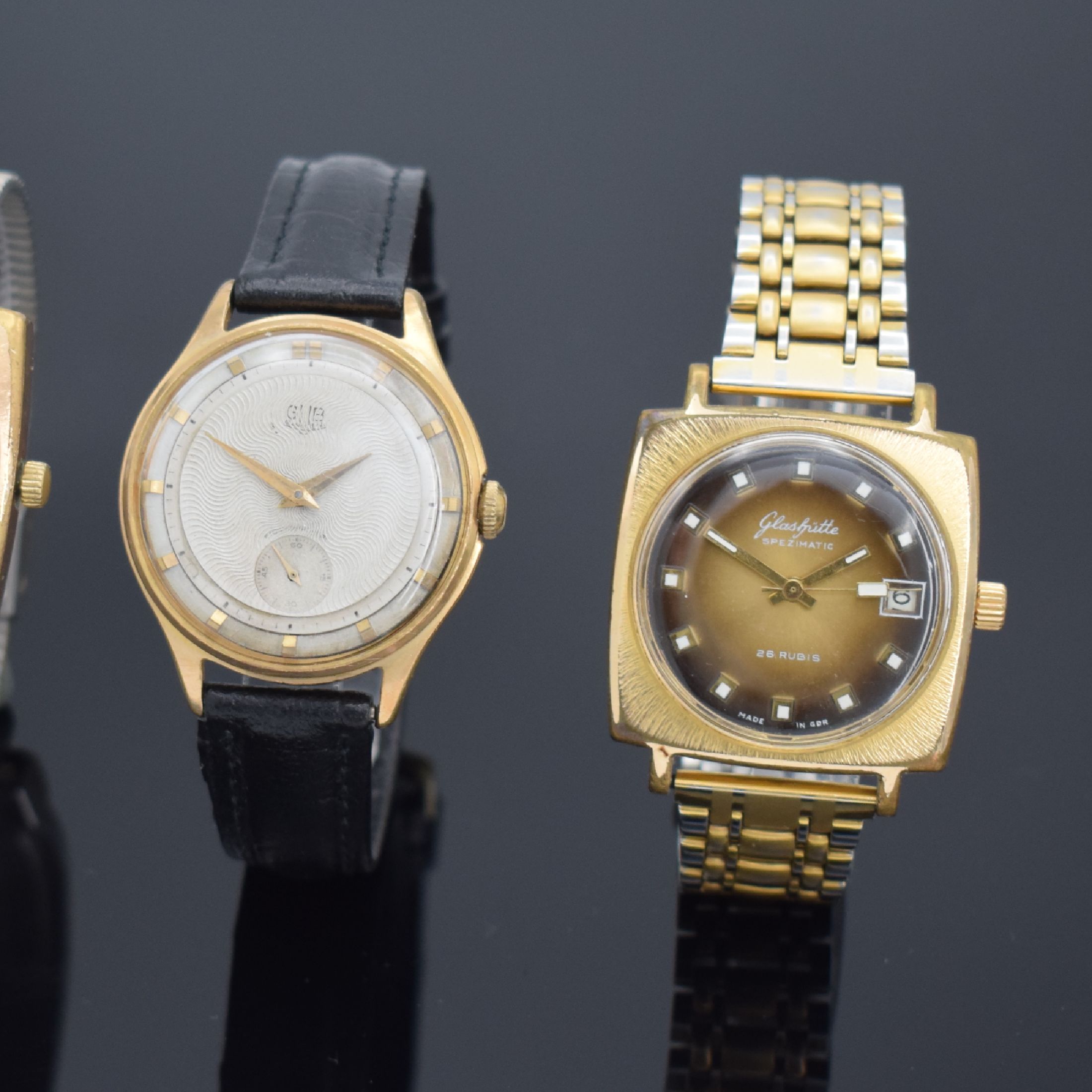 Detail b: 2 GLASHÜTTE Spezimatic & 1x GUB Herrenarmbanduhr, DDR um 1965/1975, Automatik/Handaufzug, verg. Geh., Edelstahlböden aufgedr. & verschr., 2x Fume- ...