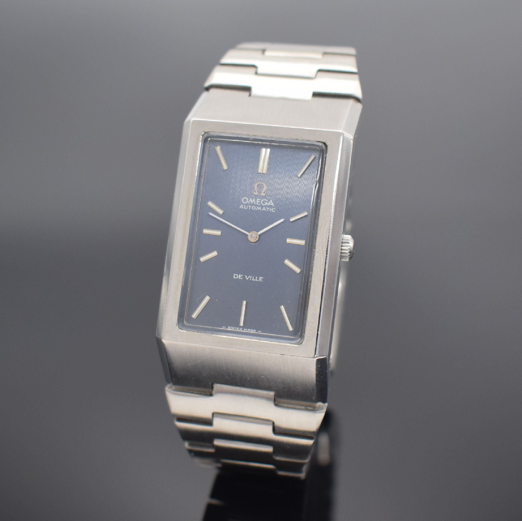 OMEGA De Ville Herrenarmbanduhr Referenz 155.007, Automatik, Schweiz um 1972, aufw. mass. Edelstahlstülpgeh. inkl. Gliederband m. Faltschl., blaues ...