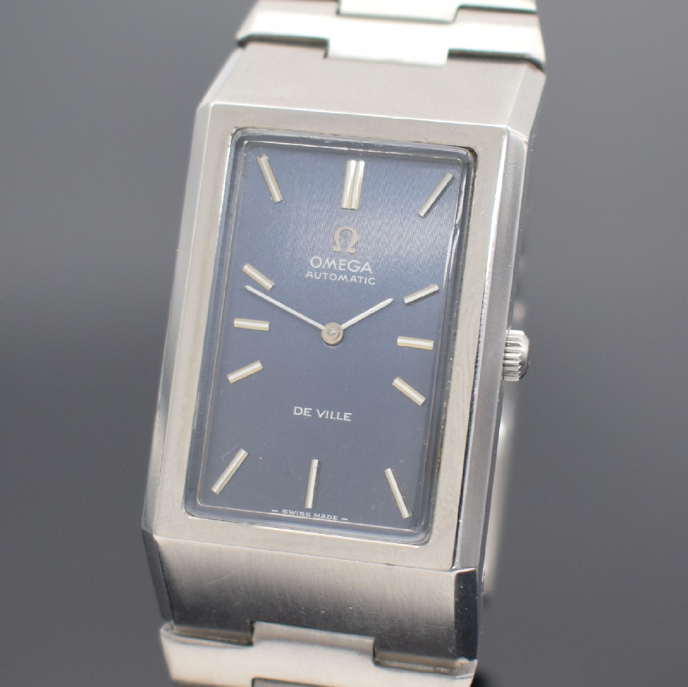 Detail a: OMEGA De Ville Herrenarmbanduhr Referenz 155.007, Automatik, Schweiz um 1972, aufw. mass. Edelstahlstülpgeh. inkl. Gliederband m. Faltschl., blaues ...