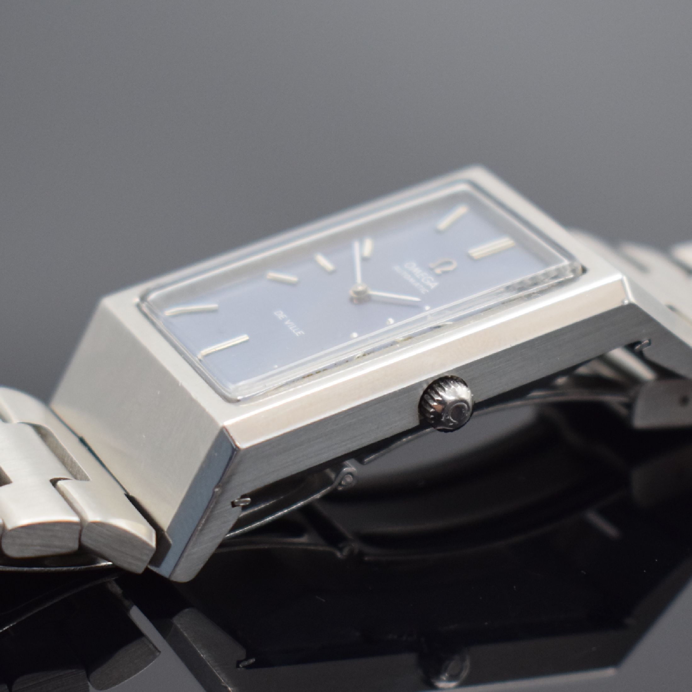 Detail c: OMEGA De Ville Herrenarmbanduhr Referenz 155.007, Automatik, Schweiz um 1972, aufw. mass. Edelstahlstülpgeh. inkl. Gliederband m. Faltschl., blaues ...