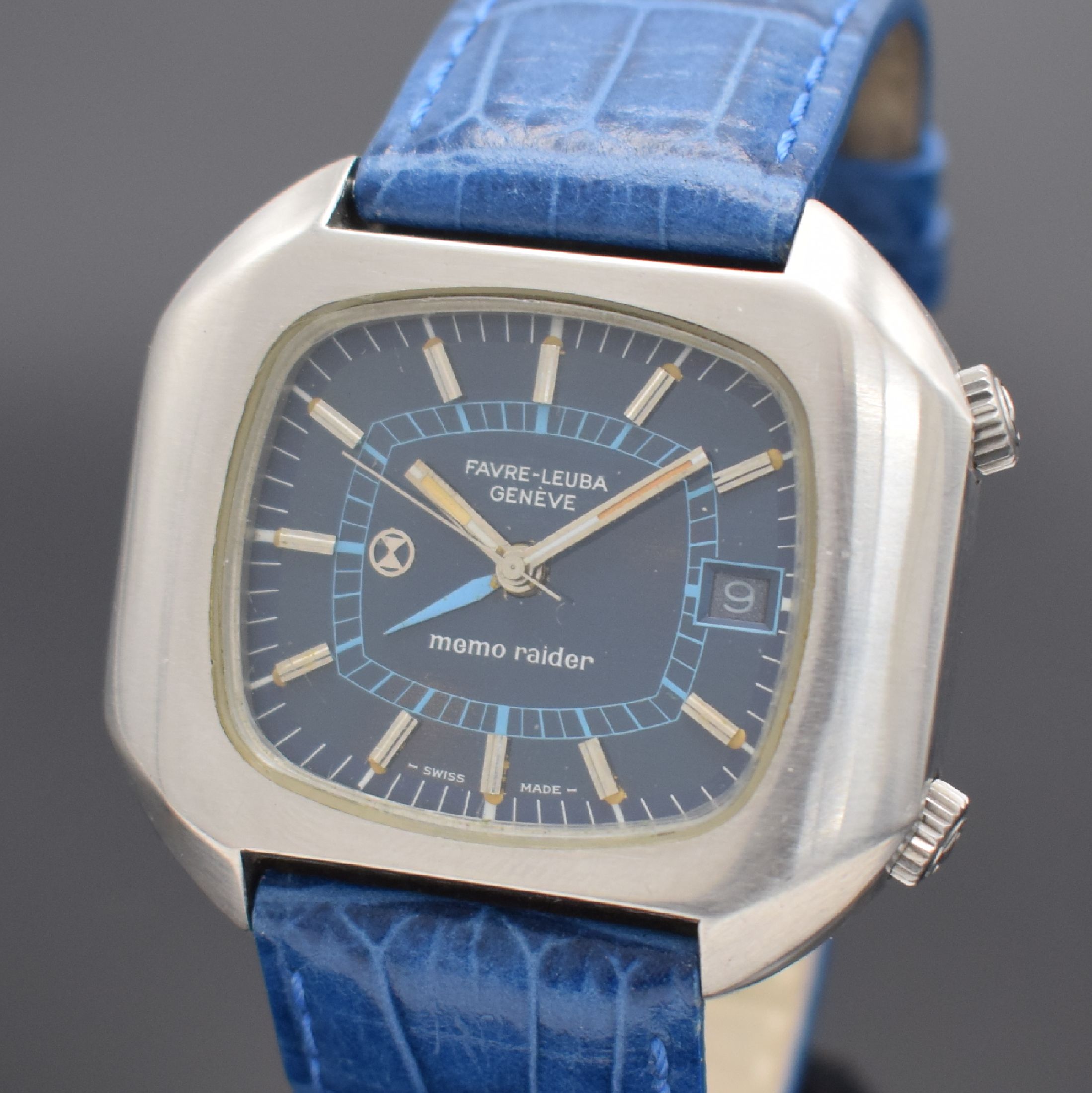 Detail a: FAVRE-LEUBA Armbandwecker Serie memo raider Referenz 53153, Automatik, Schweiz 1970er Jahre, Edelstahlgeh. inkl. neutr. Lederband m. Faltschl., Boden ...