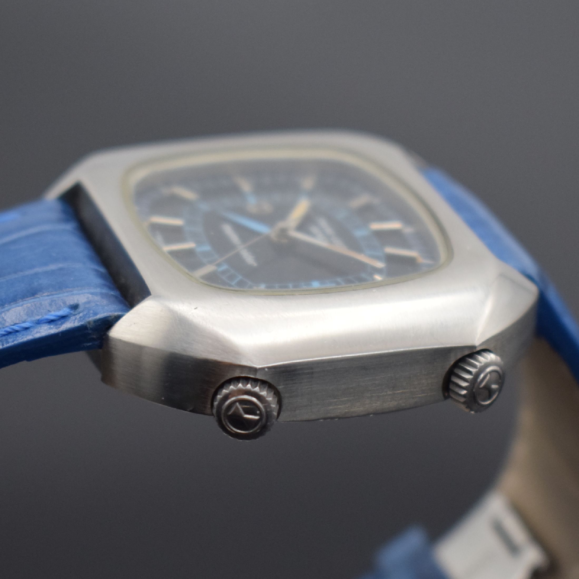 Detail b: FAVRE-LEUBA Armbandwecker Serie memo raider Referenz 53153, Automatik, Schweiz 1970er Jahre, Edelstahlgeh. inkl. neutr. Lederband m. Faltschl., Boden ...