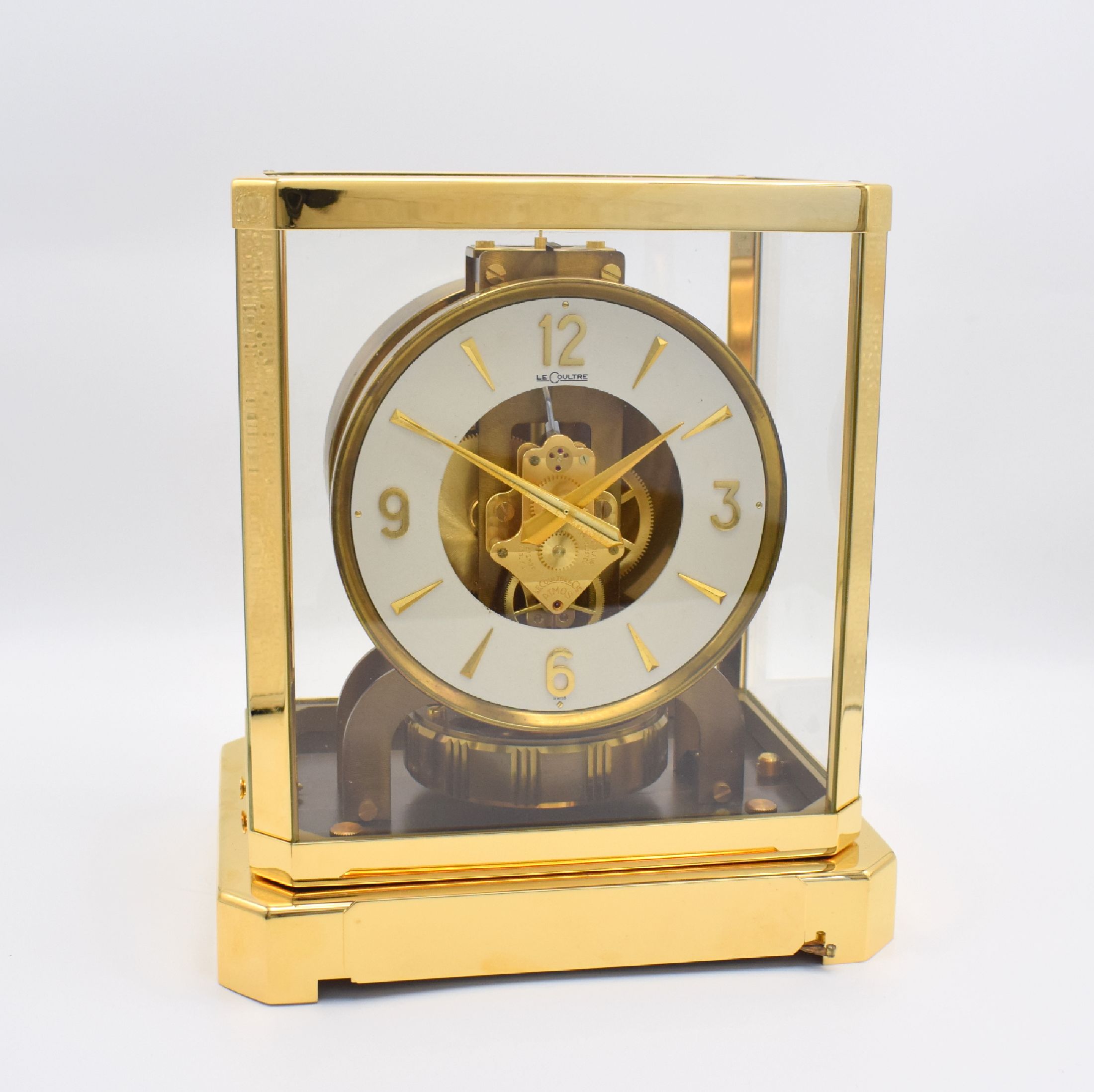 LeCoultre Tischuhr Pendule Perpetuelle Serie Atmos, Schweiz um 1970, neu verg. & 5-seitig verglastes Geh., emailfarb. Zifferbl. mit aufges. Indizes ...