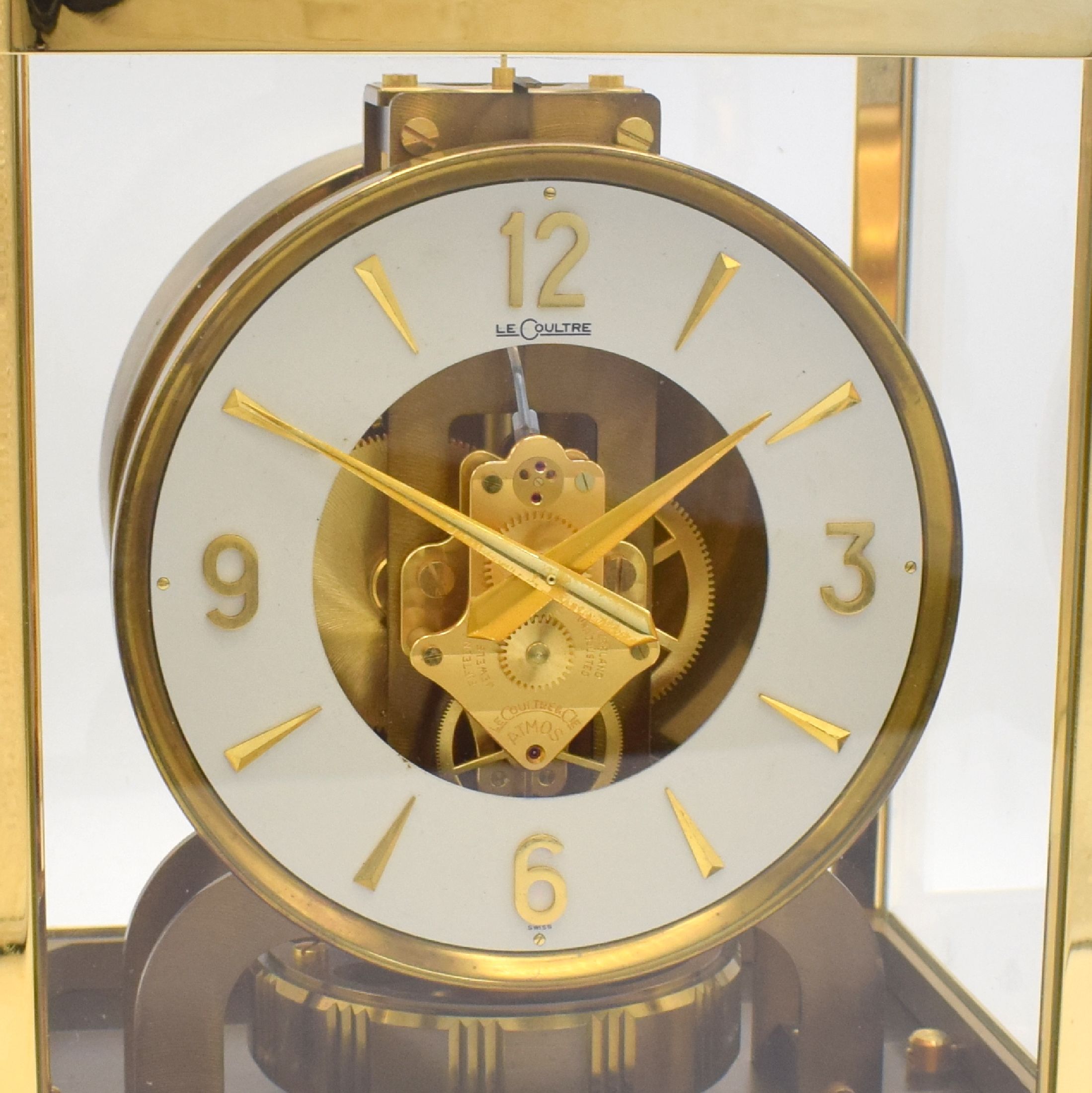 Detail a: LeCoultre Tischuhr Pendule Perpetuelle Serie Atmos, Schweiz um 1970, neu verg. & 5-seitig verglastes Geh., emailfarb. Zifferbl. mit aufges. Indizes ...