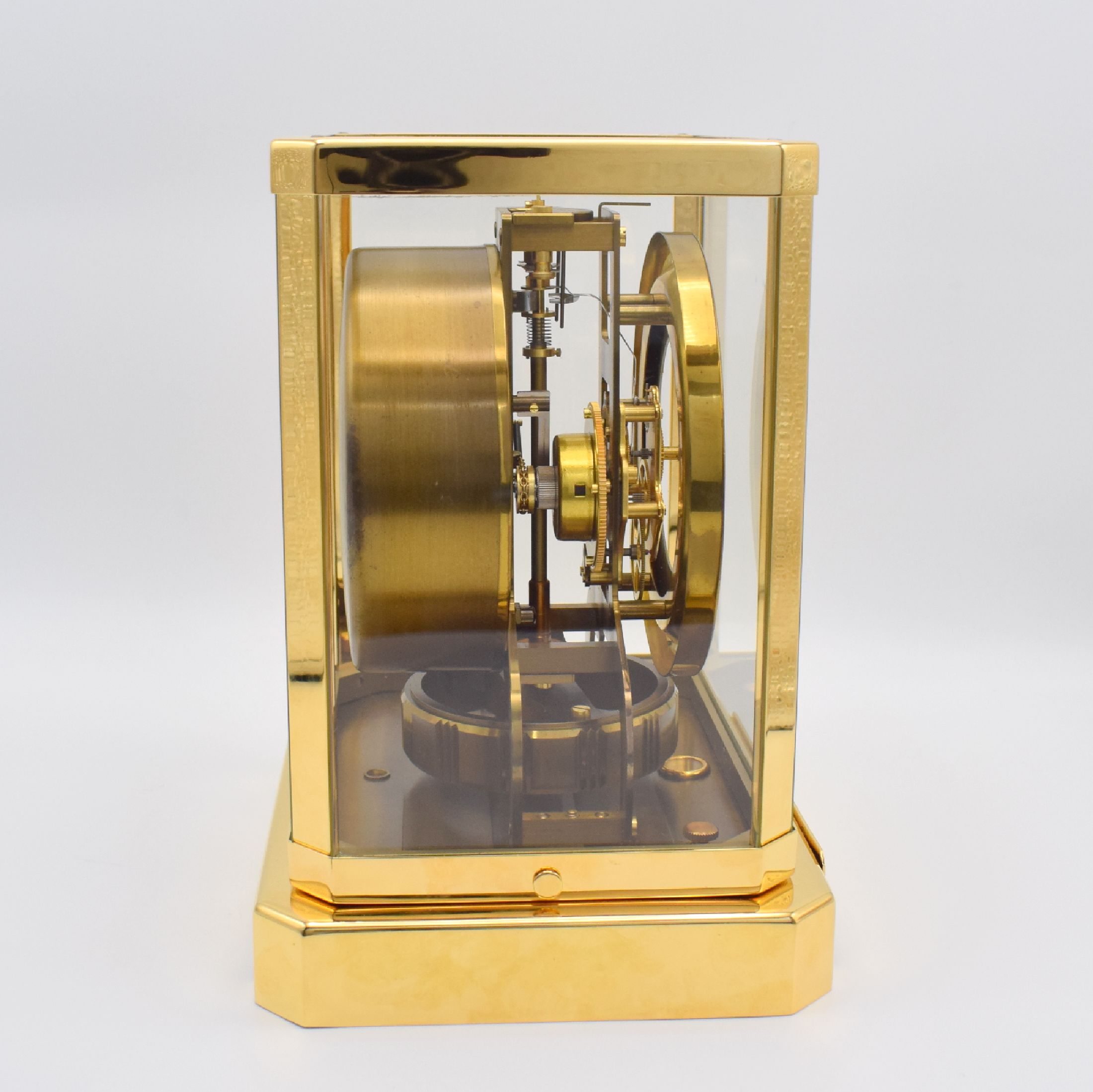 Detail b: LeCoultre Tischuhr Pendule Perpetuelle Serie Atmos, Schweiz um 1970, neu verg. & 5-seitig verglastes Geh., emailfarb. Zifferbl. mit aufges. Indizes ...