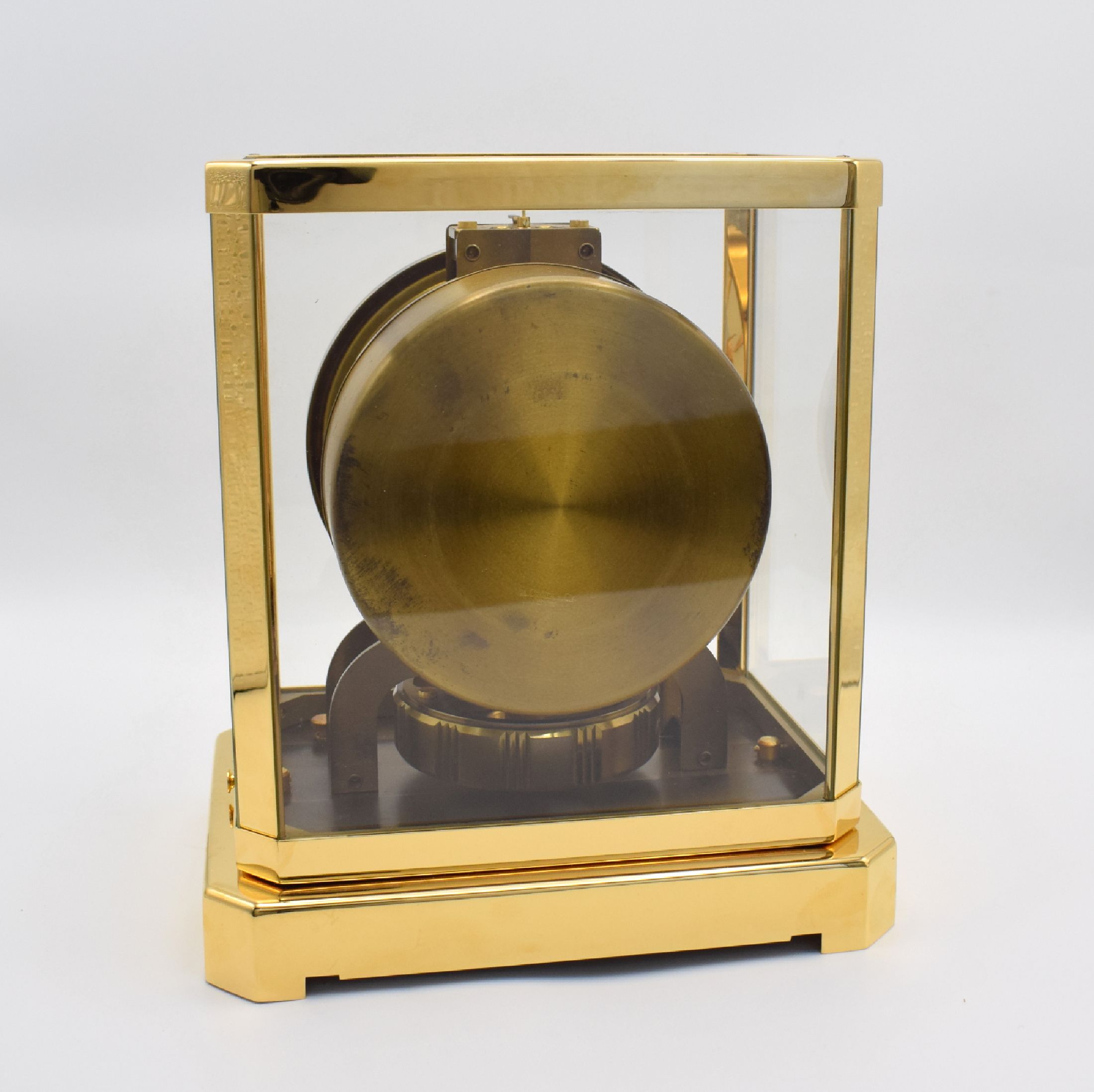 Detail c: LeCoultre Tischuhr Pendule Perpetuelle Serie Atmos, Schweiz um 1970, neu verg. & 5-seitig verglastes Geh., emailfarb. Zifferbl. mit aufges. Indizes ...