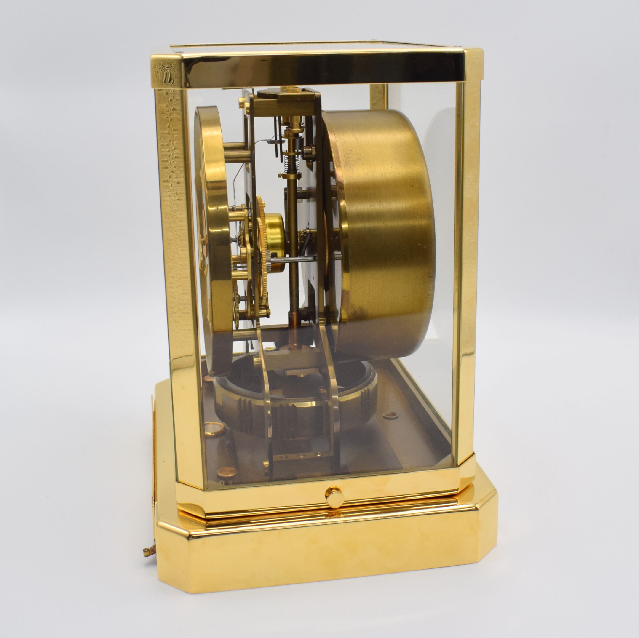 Detail d: LeCoultre Tischuhr Pendule Perpetuelle Serie Atmos, Schweiz um 1970, neu verg. & 5-seitig verglastes Geh., emailfarb. Zifferbl. mit aufges. Indizes ...
