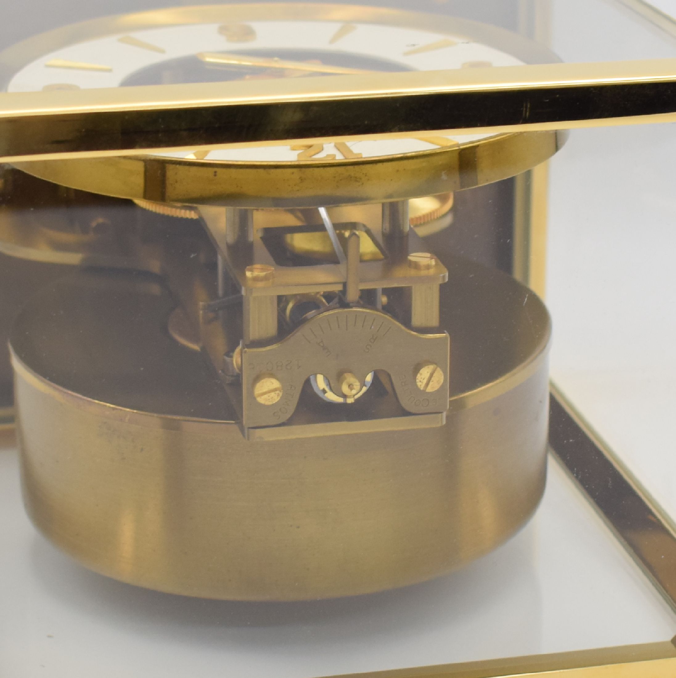 Detail g: LeCoultre Tischuhr Pendule Perpetuelle Serie Atmos, Schweiz um 1970, neu verg. & 5-seitig verglastes Geh., emailfarb. Zifferbl. mit aufges. Indizes ...