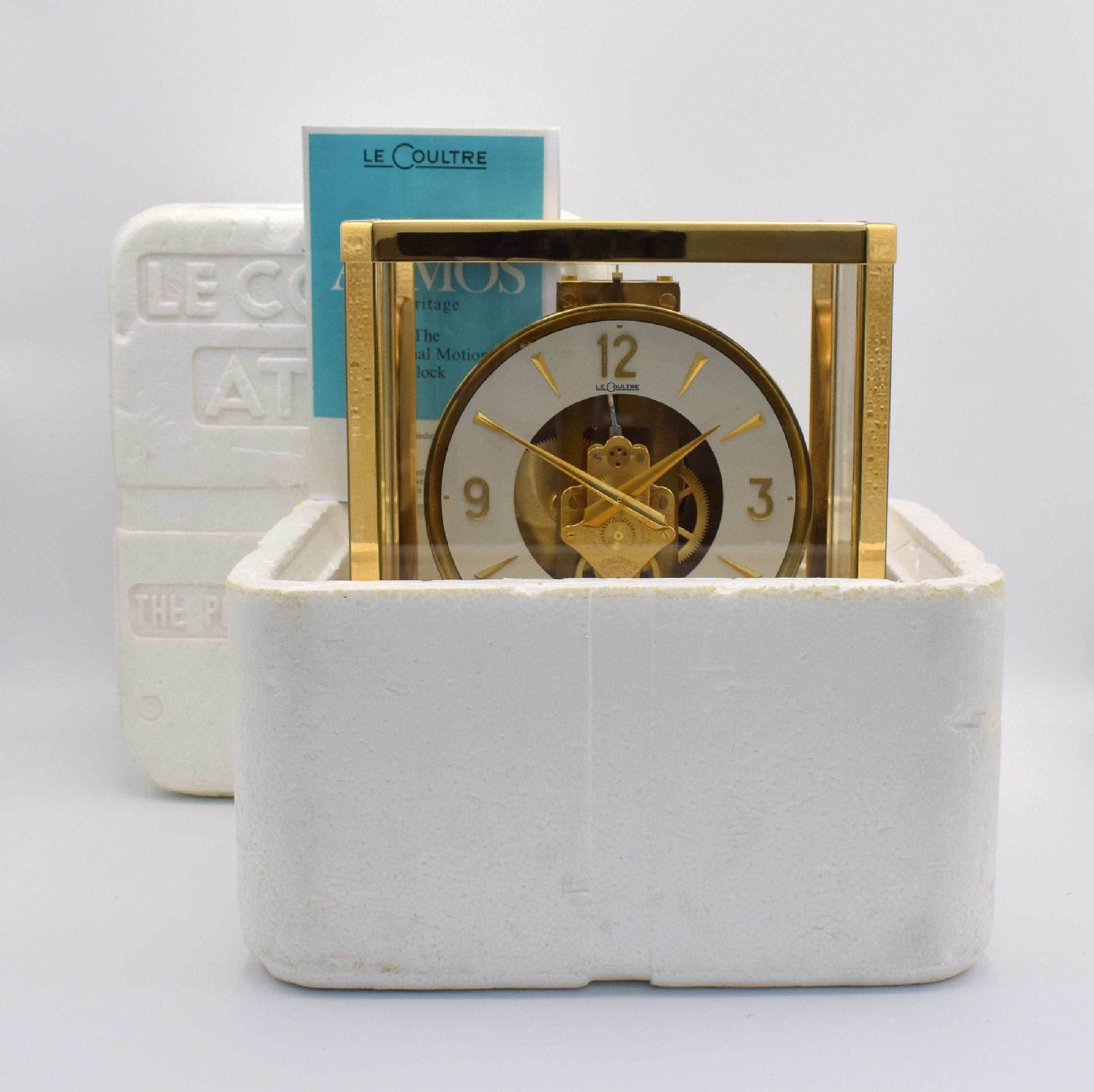 Detail h: LeCoultre Tischuhr Pendule Perpetuelle Serie Atmos, Schweiz um 1970, neu verg. & 5-seitig verglastes Geh., emailfarb. Zifferbl. mit aufges. Indizes ...