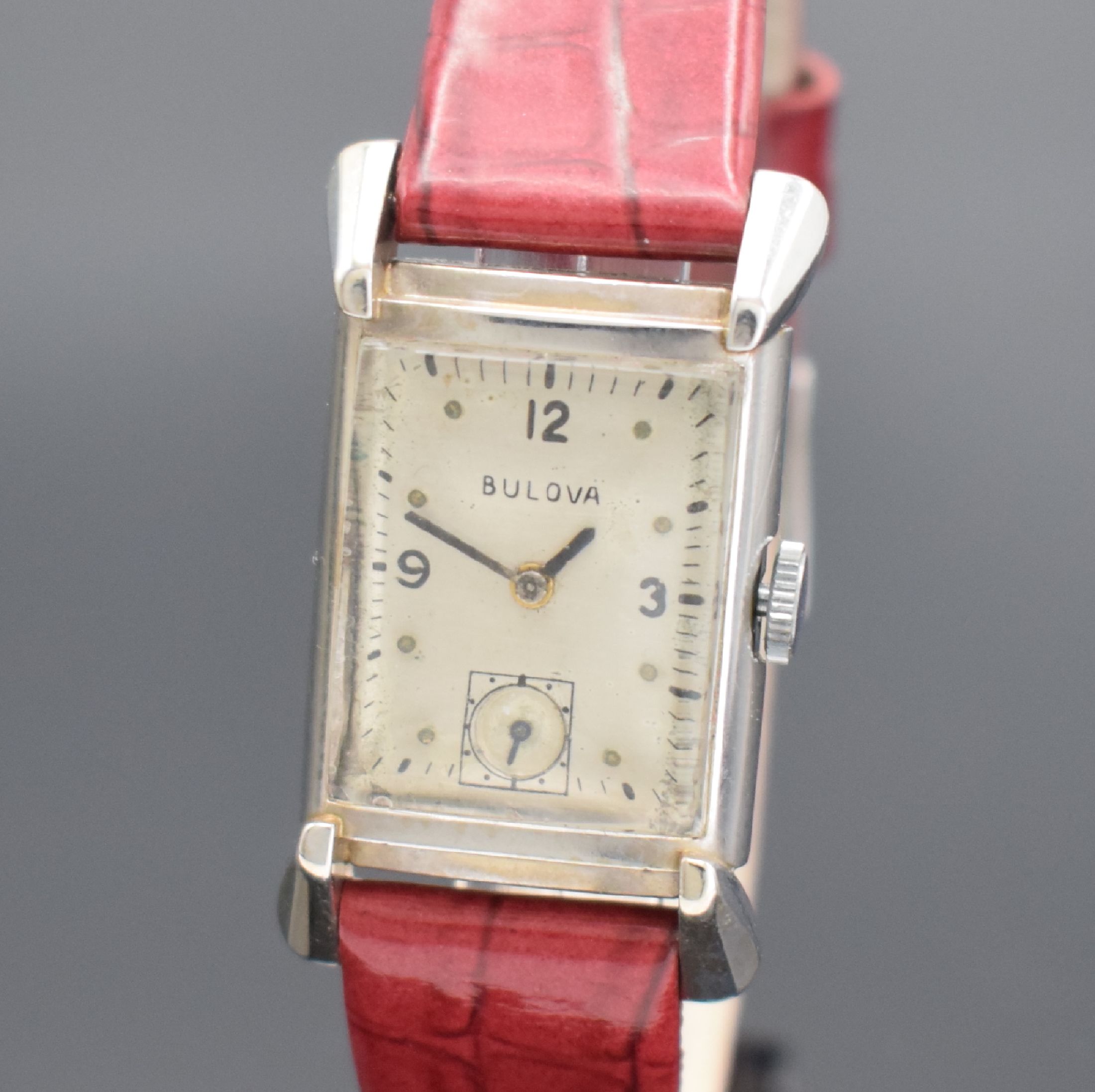 Detail a: BULOVA Armbanduhr in WG 585/000, Handaufzug, USA um 1950, 2-teil. Geh. m. betonten Bandanstößen, Boden aufgedr., silb. rest. Zifferbl. fl., silb. ...