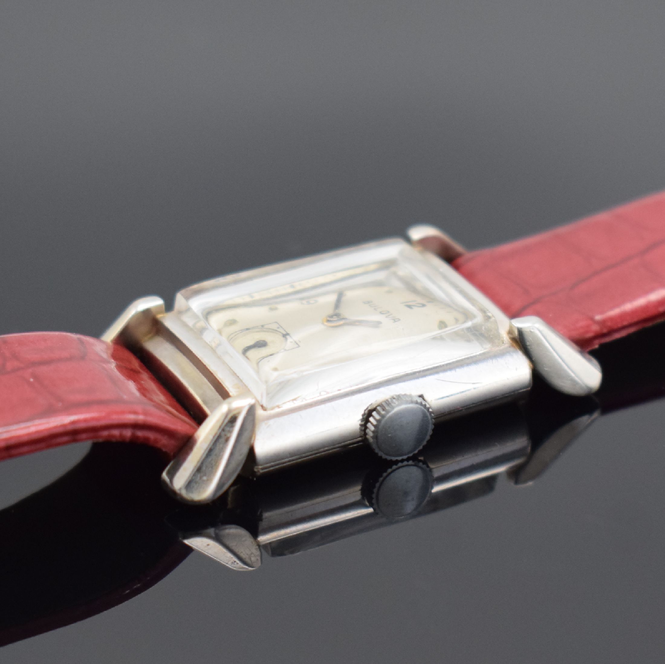 Detail b: BULOVA Armbanduhr in WG 585/000, Handaufzug, USA um 1950, 2-teil. Geh. m. betonten Bandanstößen, Boden aufgedr., silb. rest. Zifferbl. fl., silb. ...
