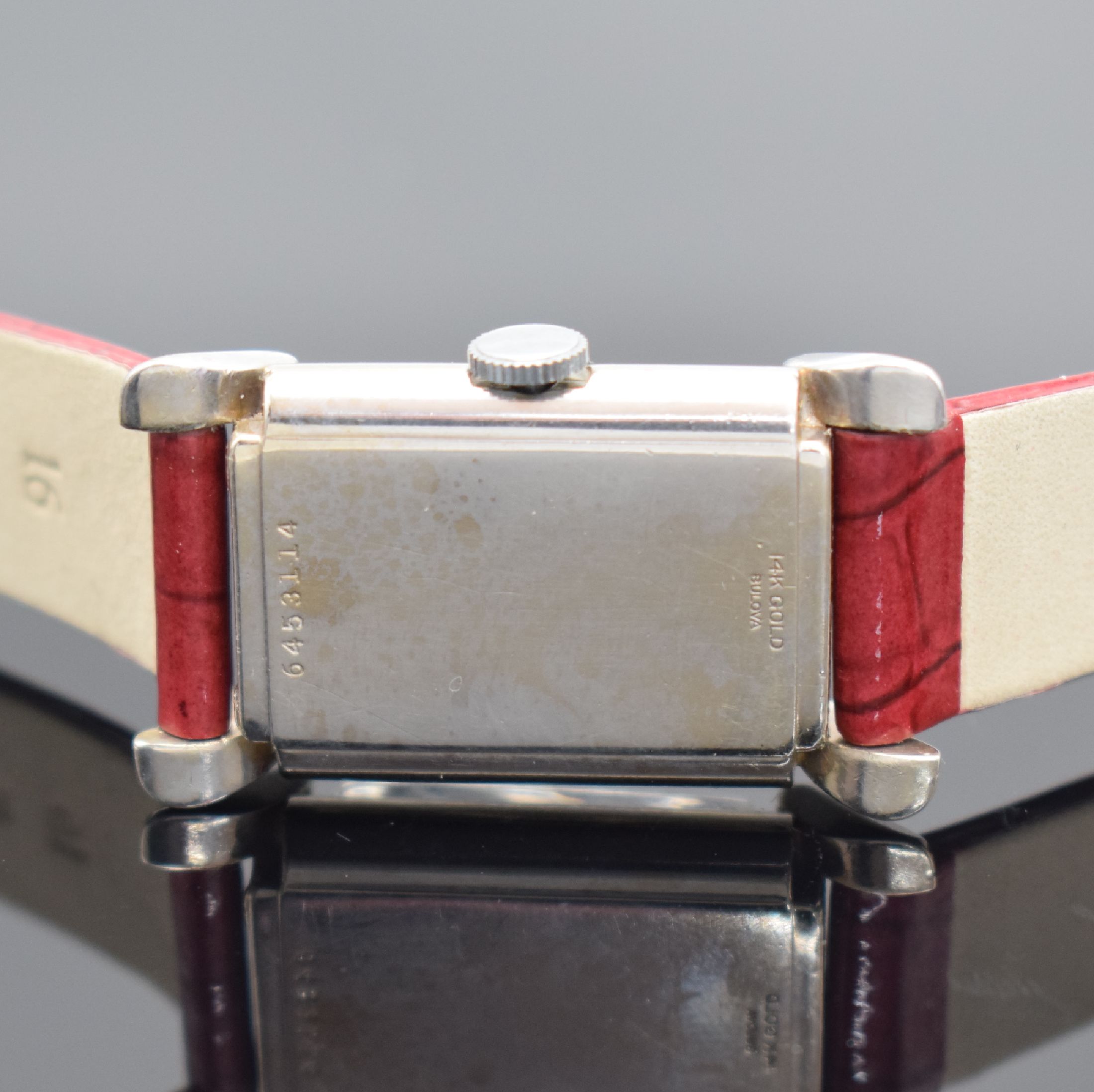 Detail c: BULOVA Armbanduhr in WG 585/000, Handaufzug, USA um 1950, 2-teil. Geh. m. betonten Bandanstößen, Boden aufgedr., silb. rest. Zifferbl. fl., silb. ...