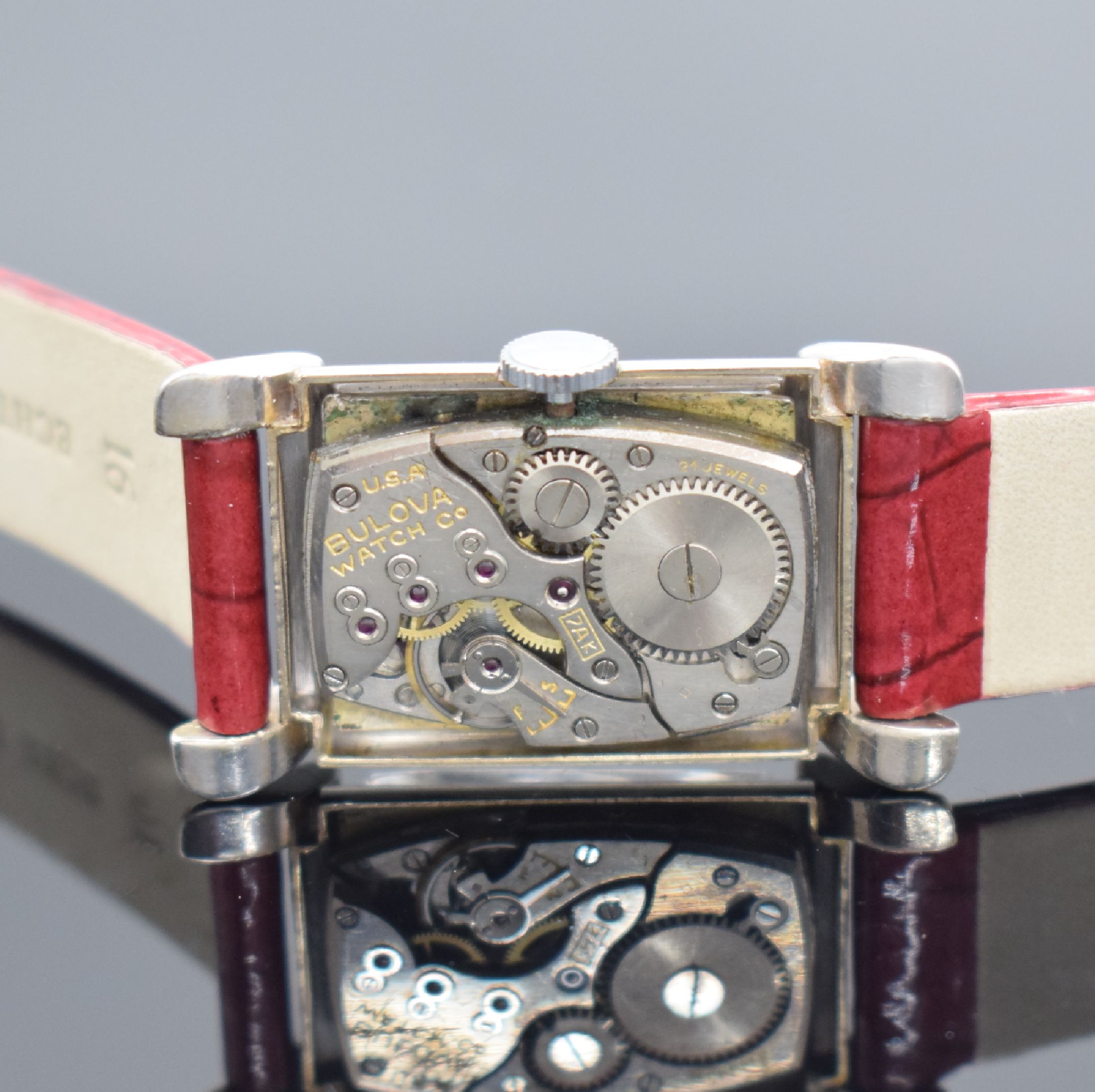 Detail d: BULOVA Armbanduhr in WG 585/000, Handaufzug, USA um 1950, 2-teil. Geh. m. betonten Bandanstößen, Boden aufgedr., silb. rest. Zifferbl. fl., silb. ...