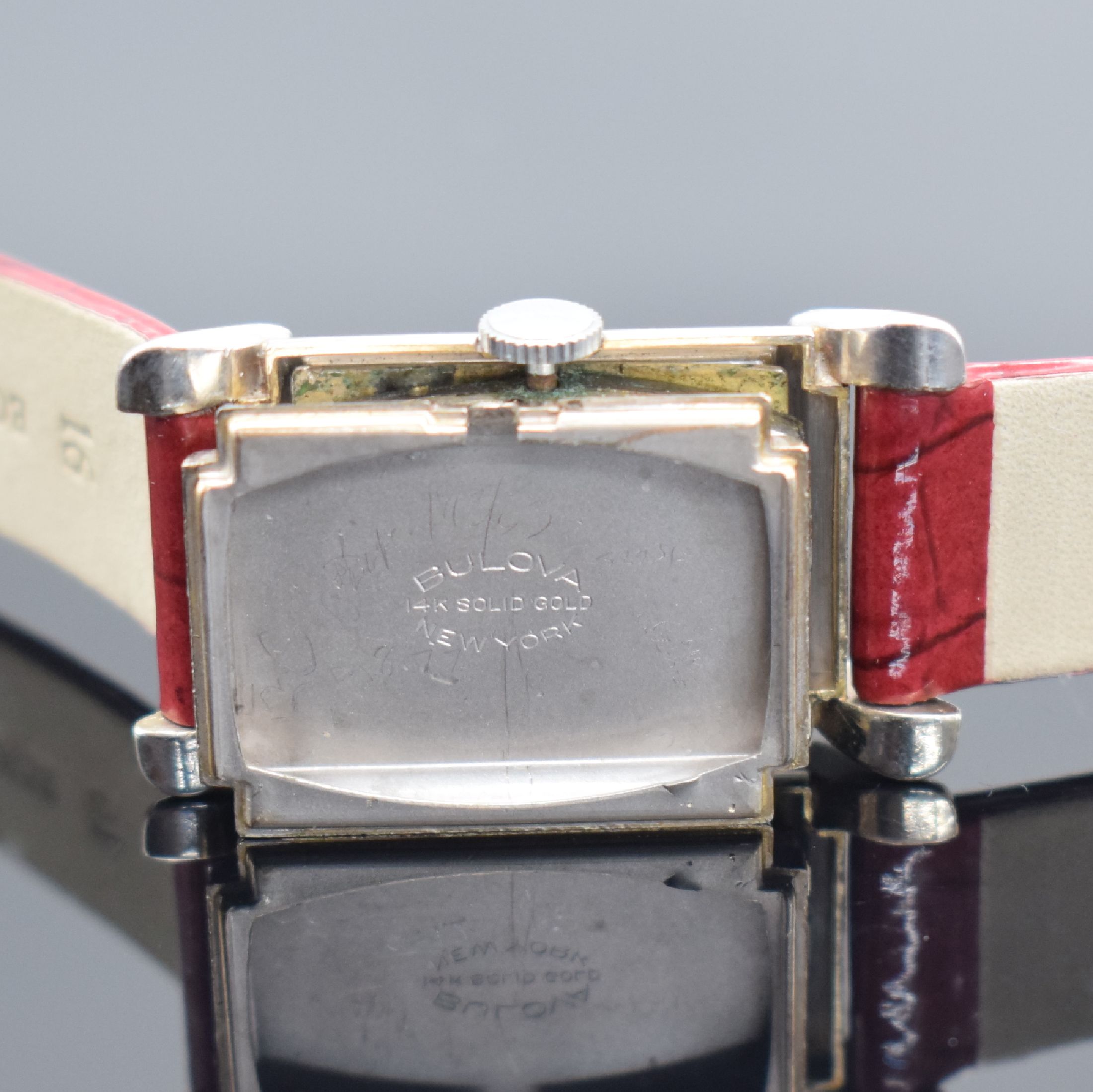 Detail e: BULOVA Armbanduhr in WG 585/000, Handaufzug, USA um 1950, 2-teil. Geh. m. betonten Bandanstößen, Boden aufgedr., silb. rest. Zifferbl. fl., silb. ...