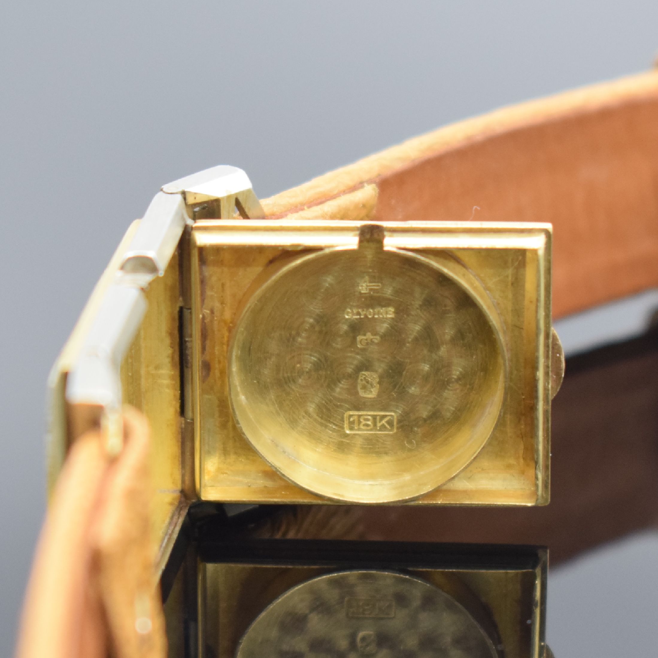Detail d: GLYCINE Armbanduhr in GG/WG 750/000, Handaufzug, Schweiz um 1935, ausgef. Scharniergeh. m. bewegl. Bandanst., gold. Duoton-Zifferbl. altersbed. fl., ...