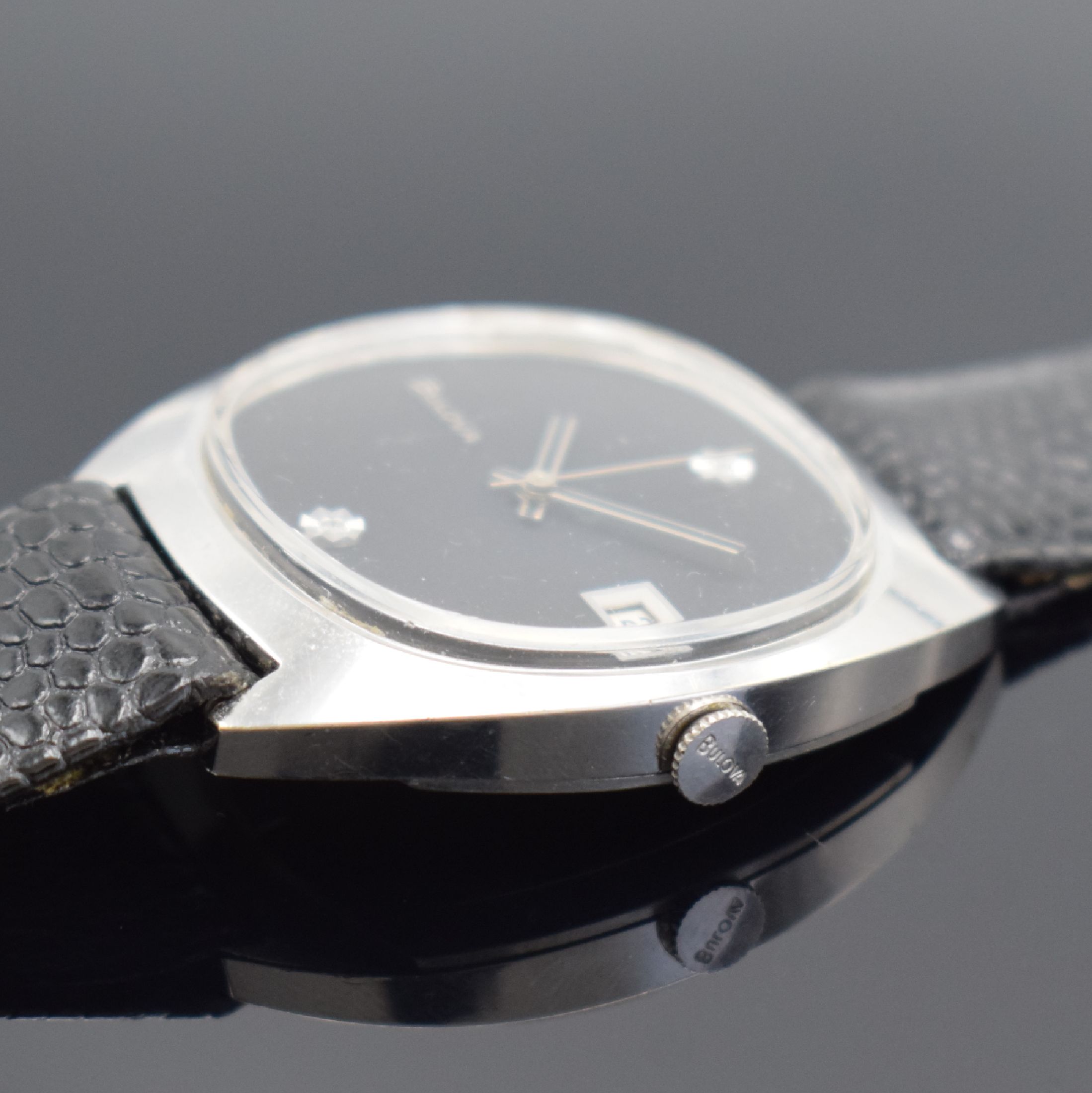Detail b: BULOVA Armbanduhr, Handaufzug, Schweiz/USA um 1977, verchr. Metallgeh., Edelstahlboden aufgedr., schwarzes Zifferbl. m. 2 aufgel. Diamantindizes bei ...