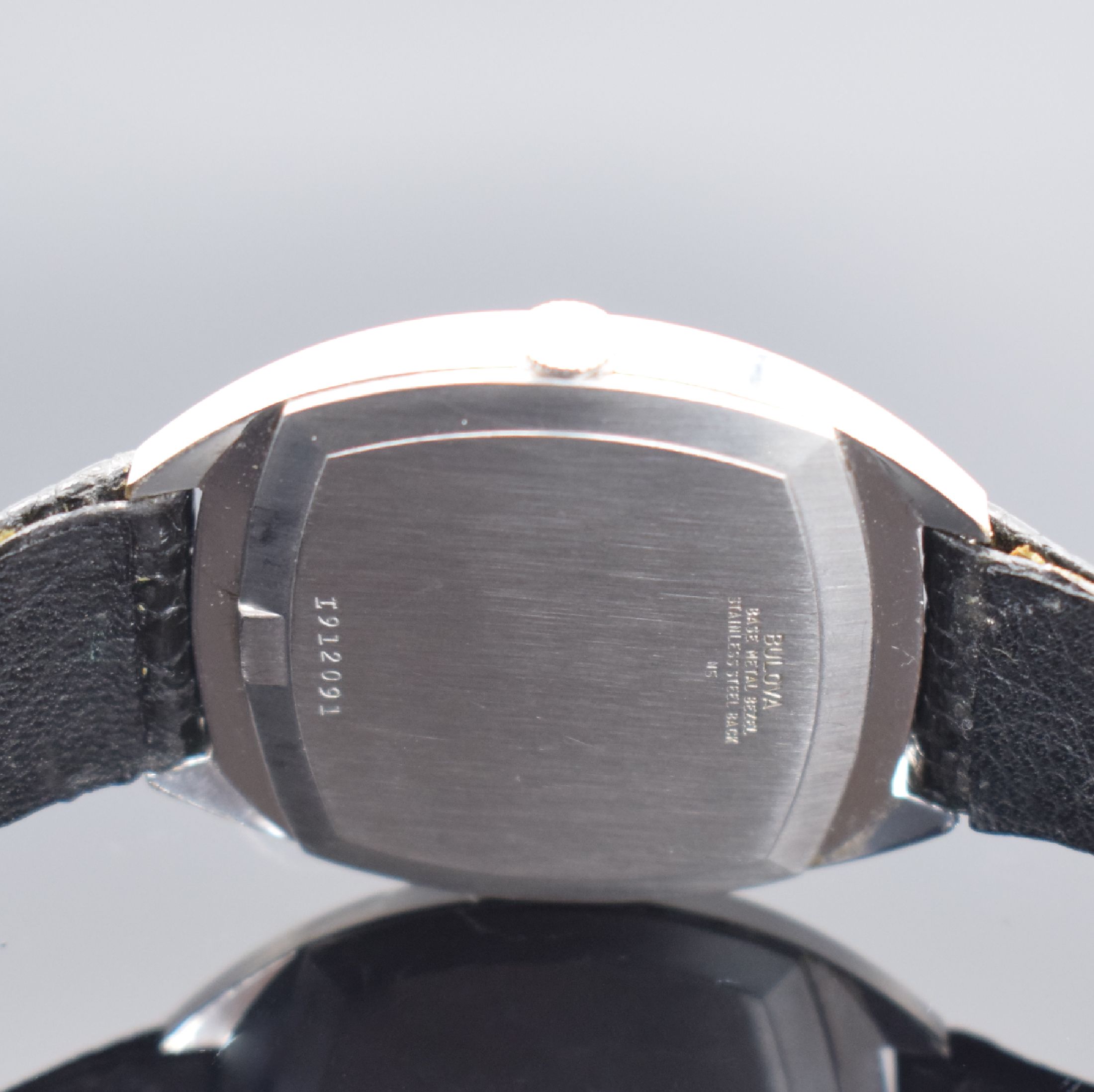 Detail c: BULOVA Armbanduhr, Handaufzug, Schweiz/USA um 1977, verchr. Metallgeh., Edelstahlboden aufgedr., schwarzes Zifferbl. m. 2 aufgel. Diamantindizes bei ...