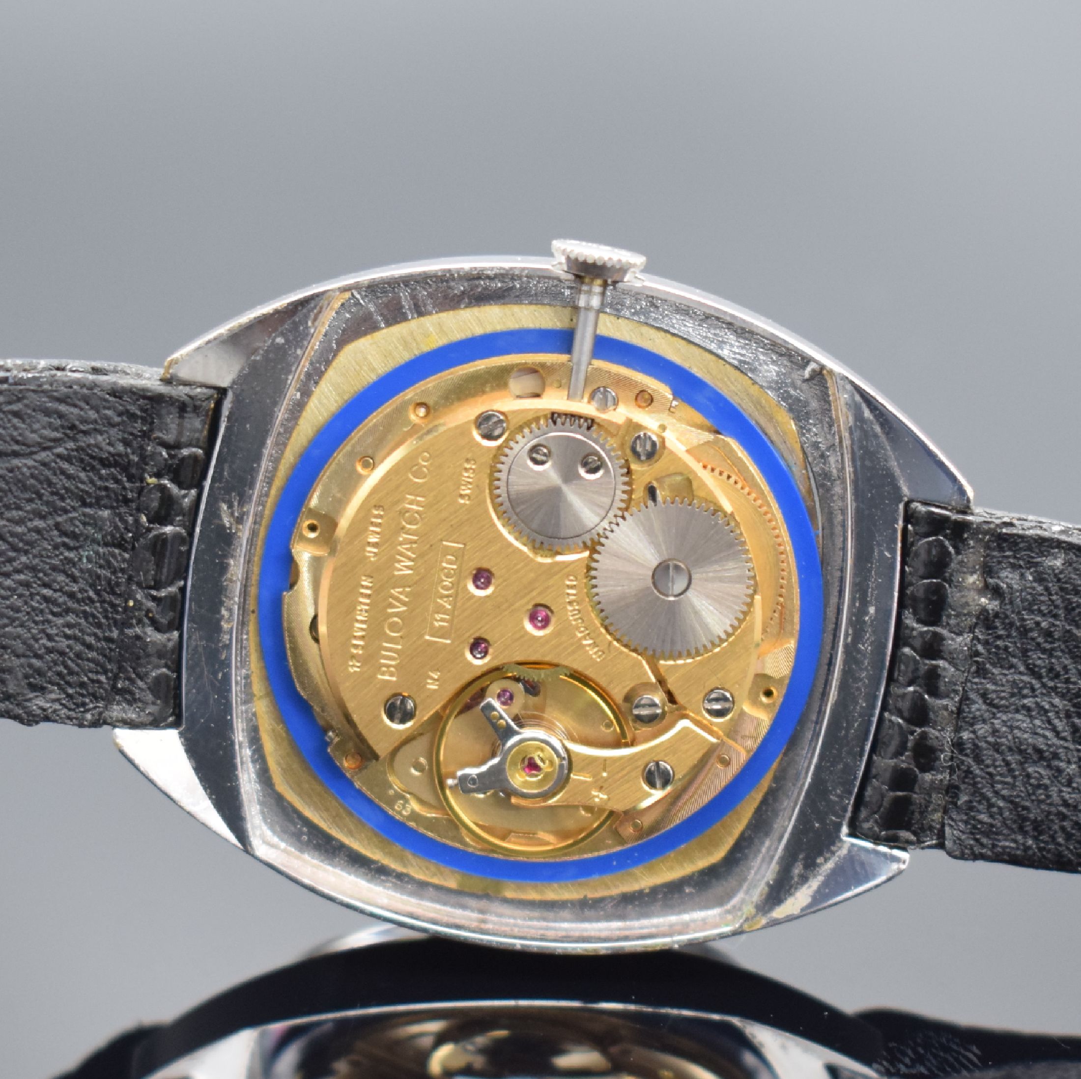 Detail d: BULOVA Armbanduhr, Handaufzug, Schweiz/USA um 1977, verchr. Metallgeh., Edelstahlboden aufgedr., schwarzes Zifferbl. m. 2 aufgel. Diamantindizes bei ...