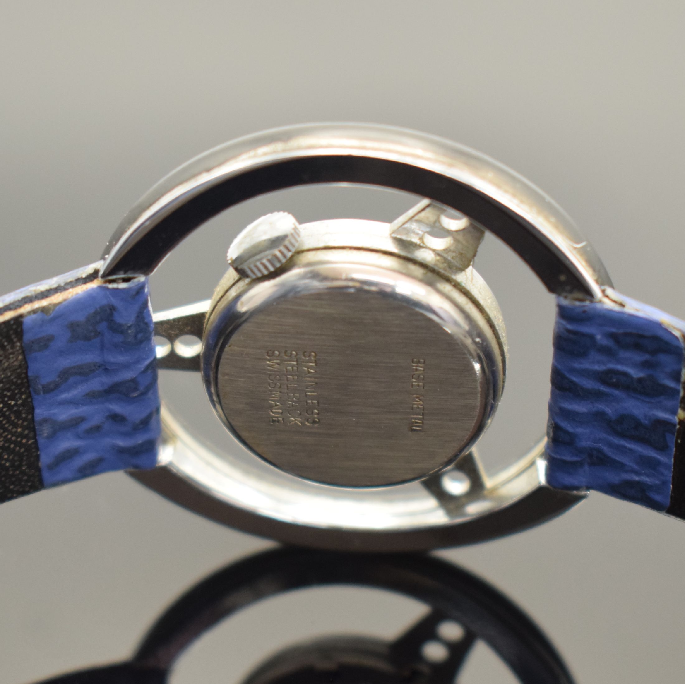 Detail c: Herrenarmbanduhr bezeichnet Ford in Form eines Lenkrads, Schweiz um 1965, verchr. stilisiertes Gehäuse, silb. Zifferblatt entspr. sign. & mit ...
