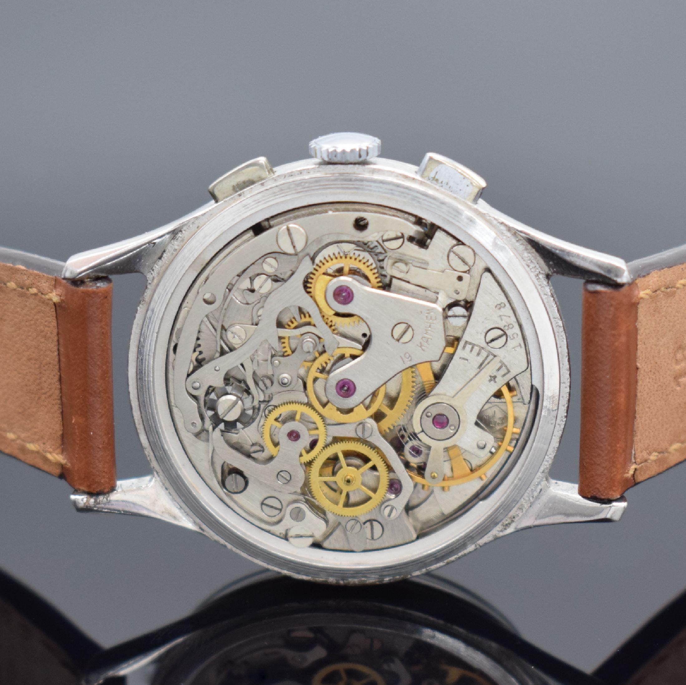 Detail d: POLJOT Schaltradchronograph, UdSSR um 1955, Handaufzug, verchr. Gehäuse m. aufgedr. Stahlboden, silb. Zifferbl. m. gold. Ind. fl./verblichen, gold. ...