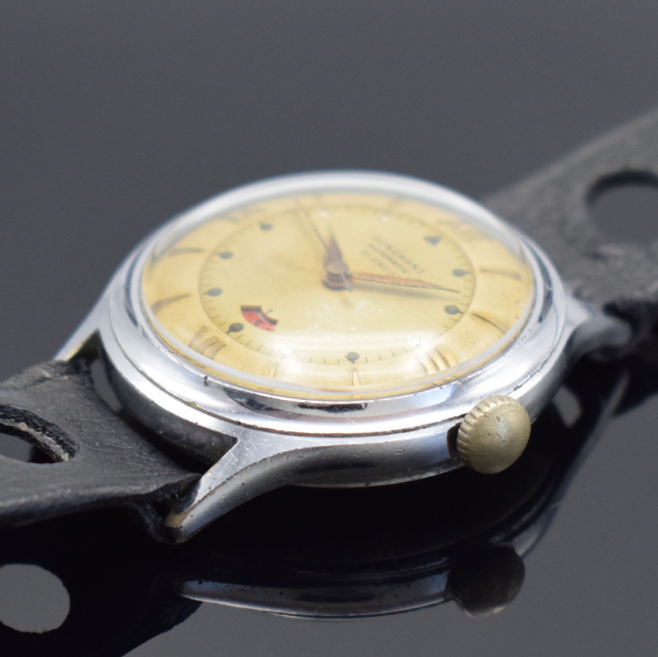 Detail b: JUNGHANS Herrenarmbanduhr mit Gangreserveanzeige durch Fenster bei 6, Deutschland um 1950, Automatik, verchr. Metallgehäuse, Edelstahlboden ...