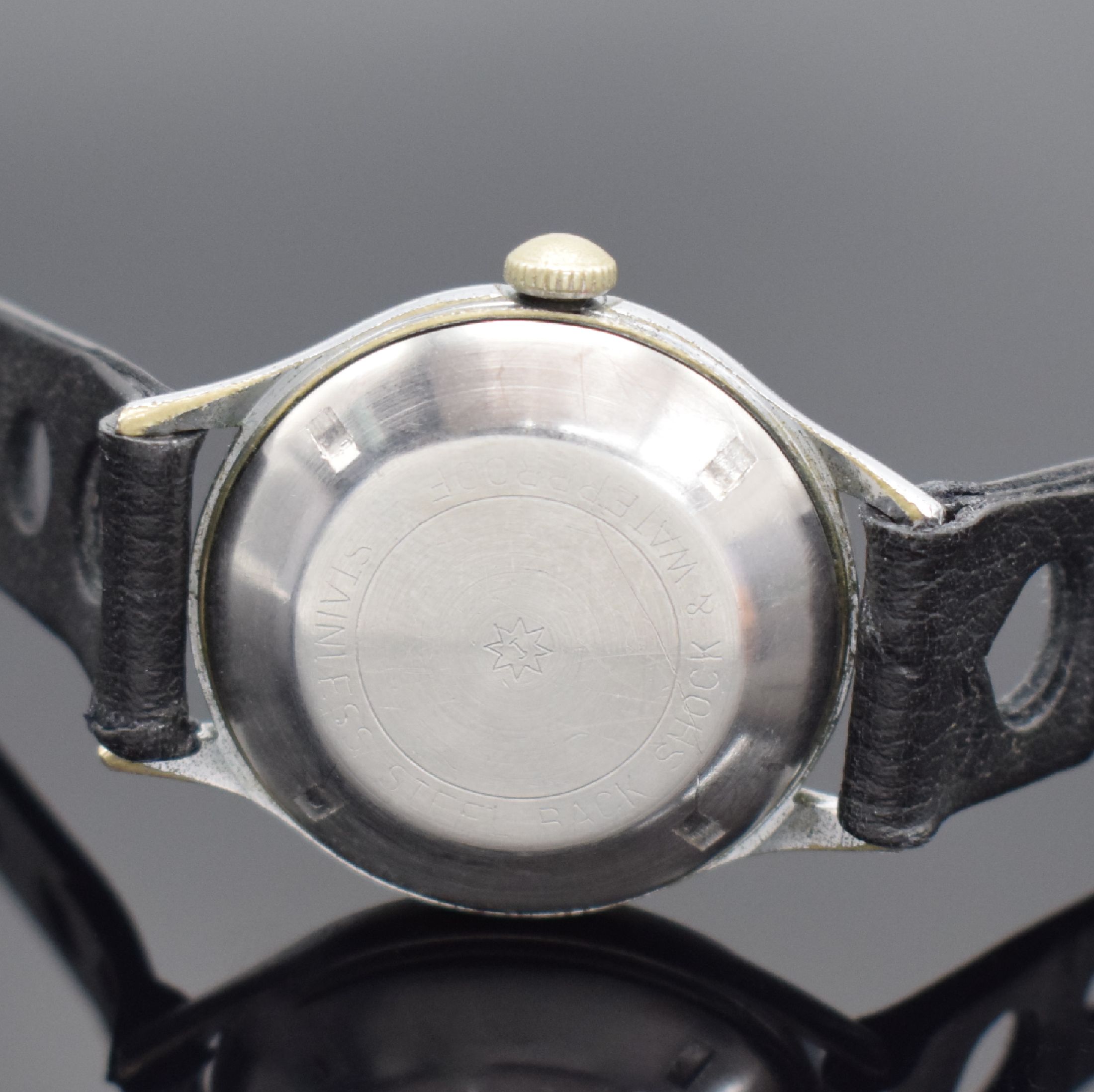 Detail c: JUNGHANS Herrenarmbanduhr mit Gangreserveanzeige durch Fenster bei 6, Deutschland um 1950, Automatik, verchr. Metallgehäuse, Edelstahlboden ...