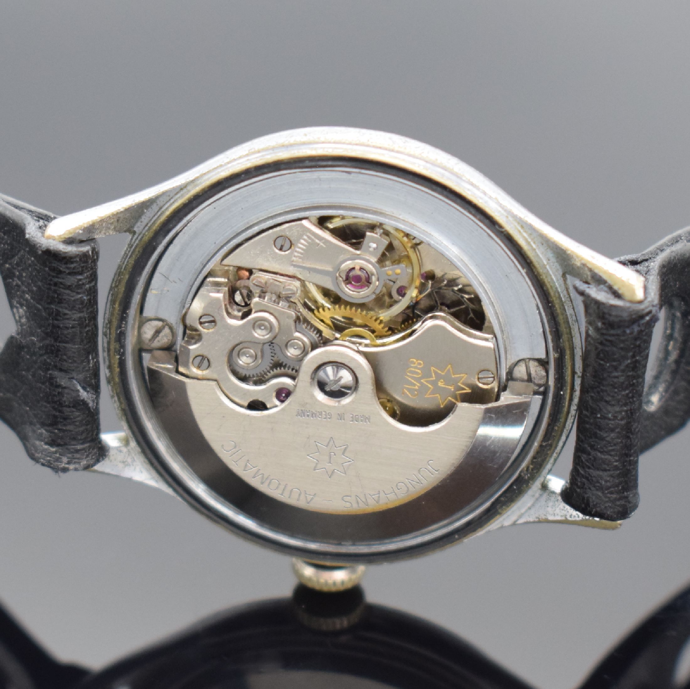 Detail e: JUNGHANS Herrenarmbanduhr mit Gangreserveanzeige durch Fenster bei 6, Deutschland um 1950, Automatik, verchr. Metallgehäuse, Edelstahlboden ...