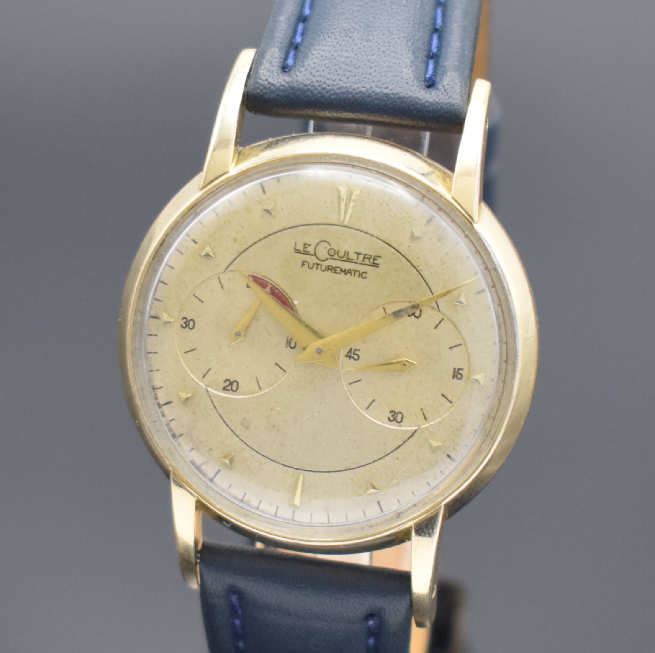 Detail a: LeCoultre Futurematic Herrenarmbanduhr mit Gangreserveanzeige, Schweiz/USA um 1955, Hammerautomatik, 2-teil. 10k Gold Filled Gehäuse, Boden ...