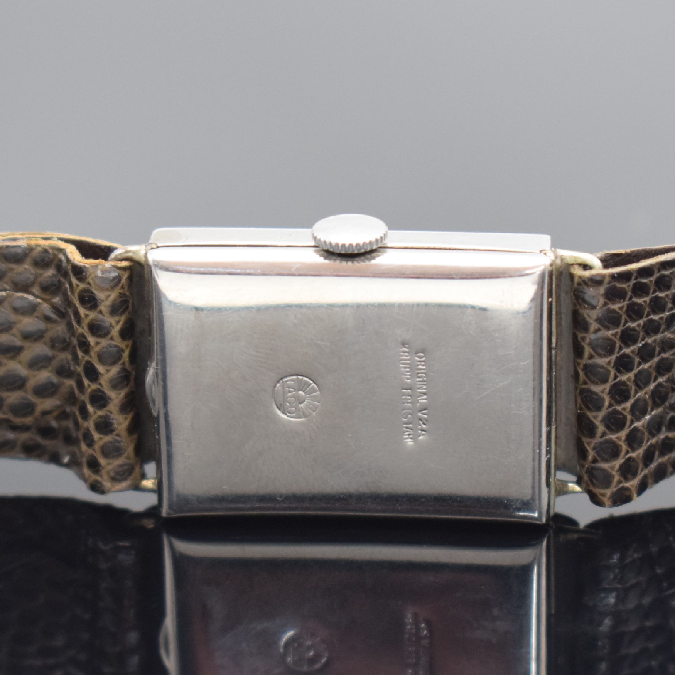 Detail b: LACO Set bestehend aus 2 seltenen Armbanduhren in Edelstahl, beide Handaufzug, beide 1940er Jahre, 1. Herrenuhr: mit aus der Mitte gez. Zeigerachsen ...