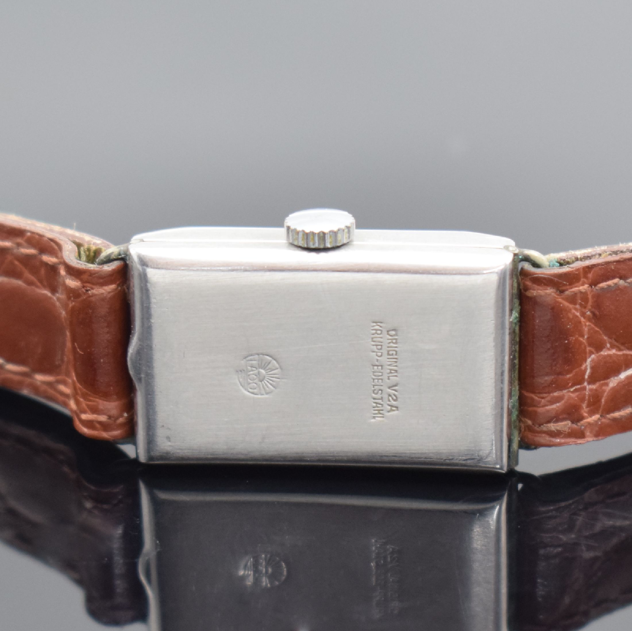 Detail e: LACO Set bestehend aus 2 seltenen Armbanduhren in Edelstahl, beide Handaufzug, beide 1940er Jahre, 1. Herrenuhr: mit aus der Mitte gez. Zeigerachsen ...