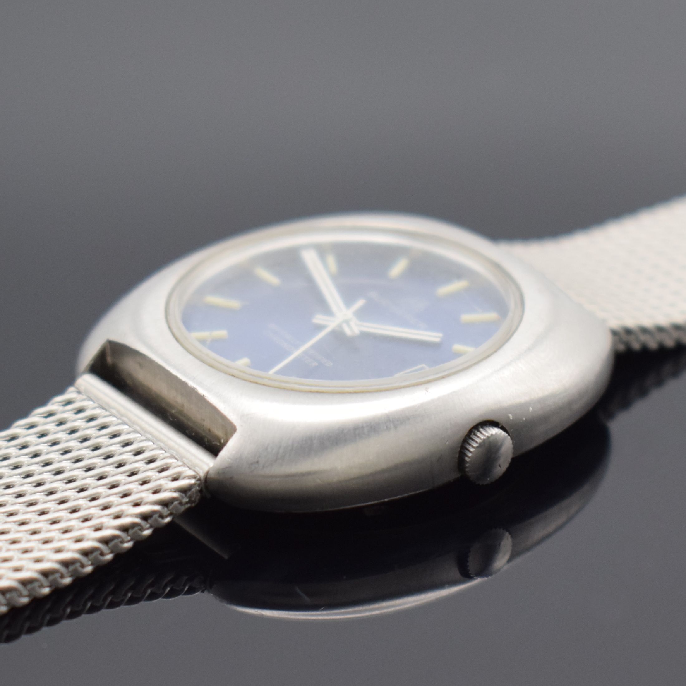 Detail b: BUCHERER Armbandchronometer in Edelstahl, Automatik, Schweiz um 1970, Boden verschr., neutr. Metallband, blaues Zifferbl. altersbed. l. korr., Anz. ...