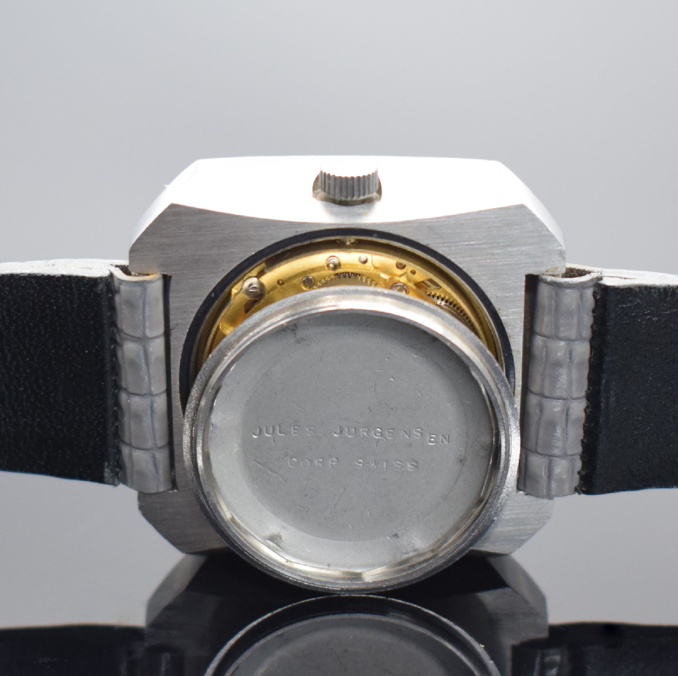 Detail e: JULES JÜRGENSEN große Herrenarmbanduhr in Stahl, Schweiz um 1975, Automatik, Boden verschr., silb. Zifferbl. m. aufgel. Indizes, Anz. v. Std., ...