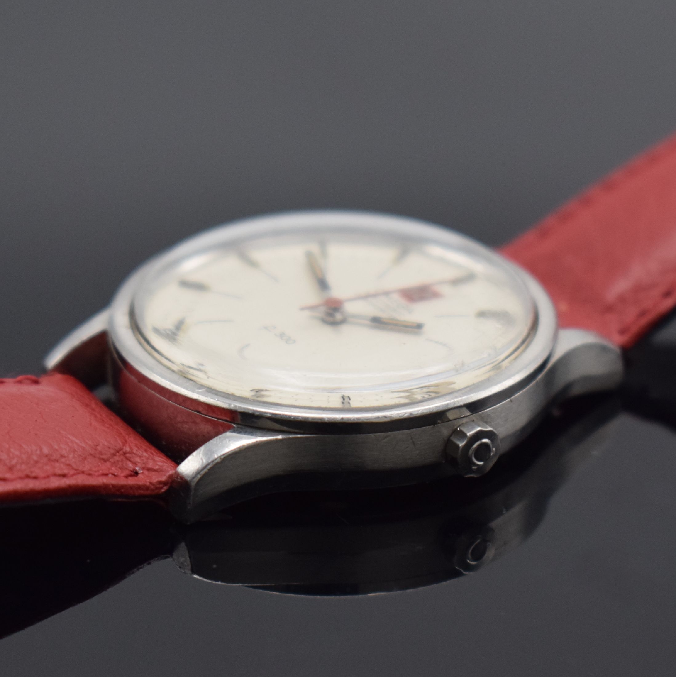 Detail b: OMEGA Herrenarmbanduhr Electronic Chronometer f300 Referenz 198003, Schweiz um 1972, Edelstahlgeh., Boden verschr., silberfarb. Zifferbl. m. aufgel. ...