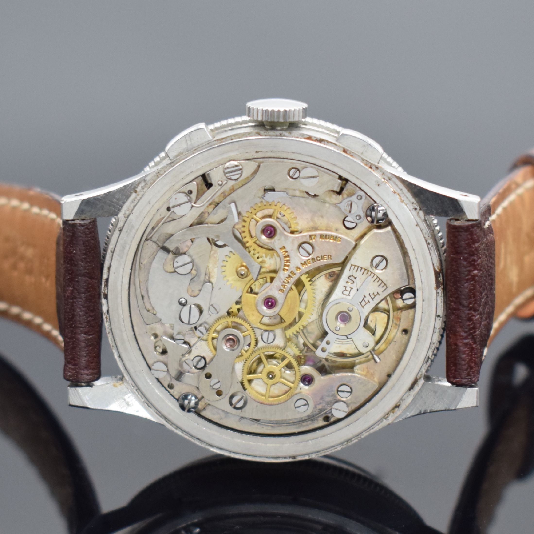 Detail d: BAUME & MERCIER extrem seltener Armbandchronograph in Stahl, Handaufzug, Schweiz 1950er Jahre, Boden aufgedr., silb. Zifferbl. altersbed. fl./pat., ...
