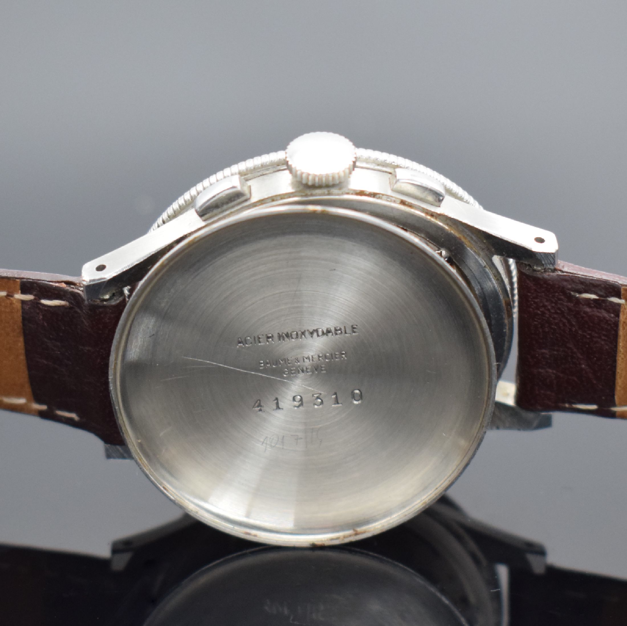 Detail e: BAUME & MERCIER extrem seltener Armbandchronograph in Stahl, Handaufzug, Schweiz 1950er Jahre, Boden aufgedr., silb. Zifferbl. altersbed. fl./pat., ...