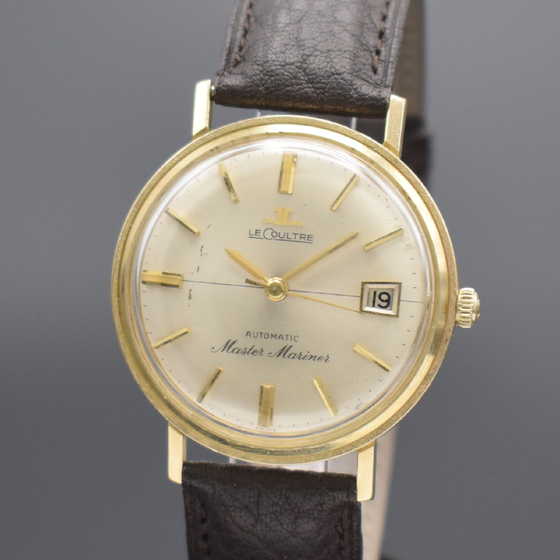 Detail a: LeCoultre Master Mariner Herrenarmbanduhr in GG 585/000, Schweiz/USA um 1960, Automatik, einschaliges Geh. mit grav. Lünette, silb. Zifferbl. m. ...
