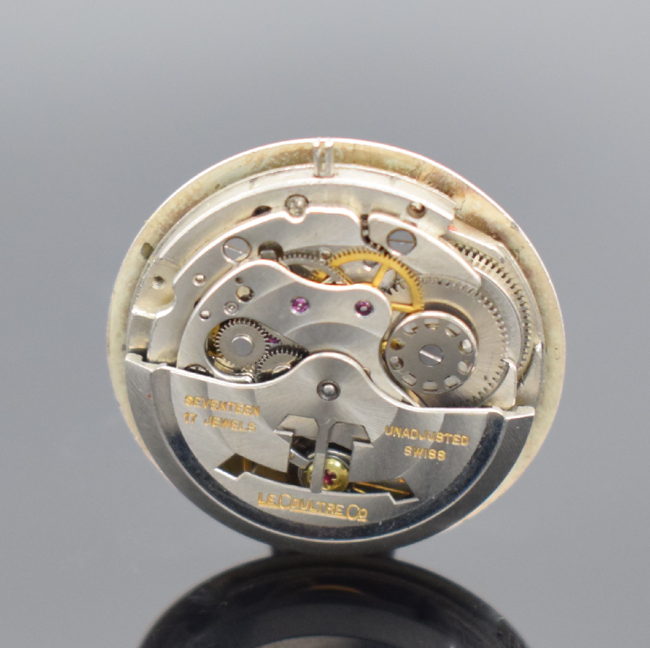 Detail d: LeCoultre Master Mariner Herrenarmbanduhr in GG 585/000, Schweiz/USA um 1960, Automatik, einschaliges Geh. mit grav. Lünette, silb. Zifferbl. m. ...