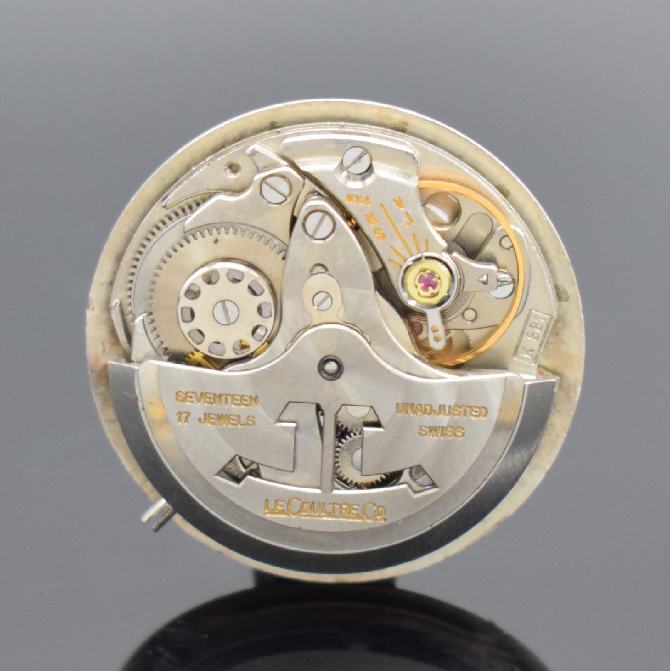 Detail e: LeCoultre Master Mariner Herrenarmbanduhr in GG 585/000, Schweiz/USA um 1960, Automatik, einschaliges Geh. mit grav. Lünette, silb. Zifferbl. m. ...