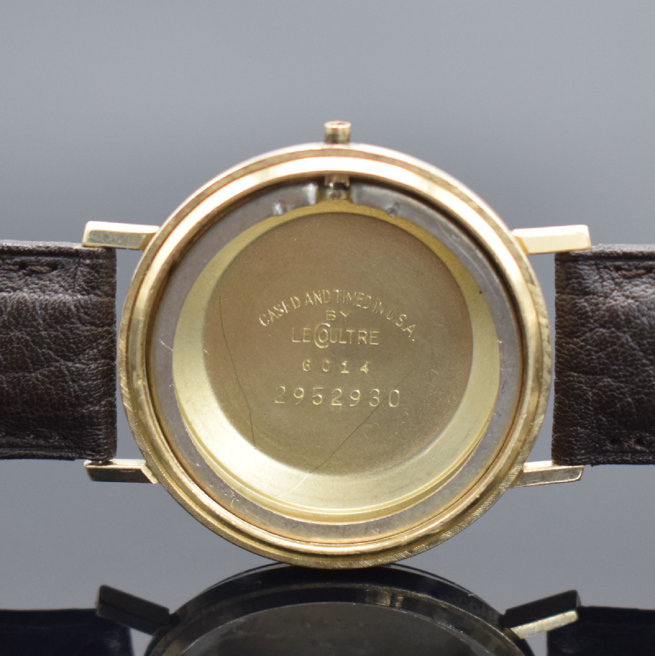 Detail f: LeCoultre Master Mariner Herrenarmbanduhr in GG 585/000, Schweiz/USA um 1960, Automatik, einschaliges Geh. mit grav. Lünette, silb. Zifferbl. m. ...