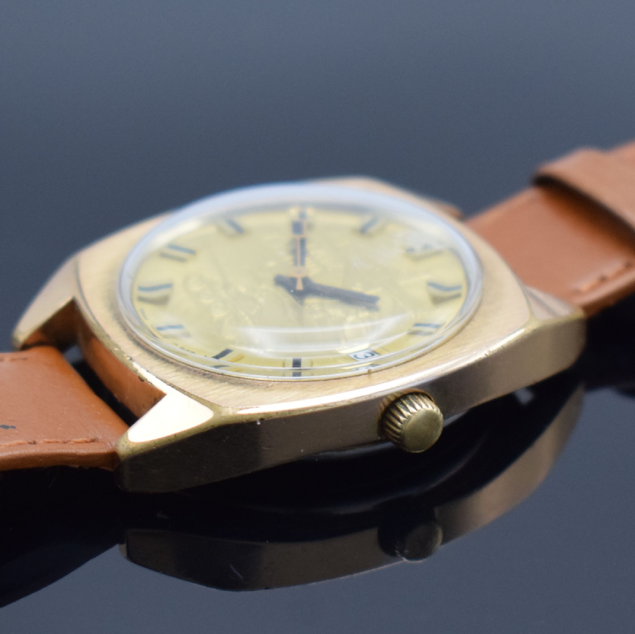 Detail b: GUB 20 Jahre NVA Herrenarmbanduhr, DDR um 1976, Automatik, verg. Gehäuse, Edelstahlboden aufgedr., gold. Zifferbl. m. Darst. der 3 Waffengattungen ...