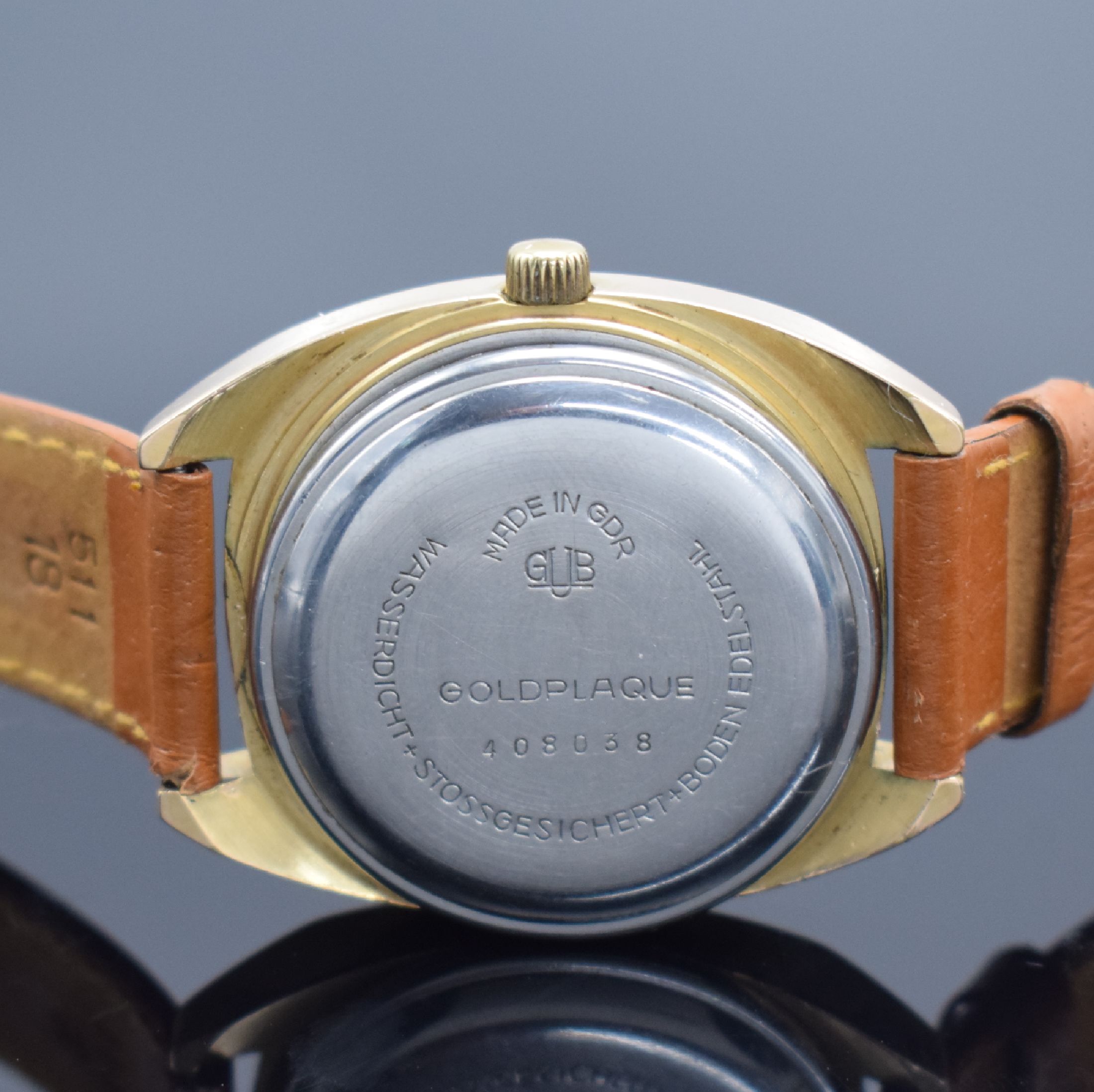 Detail c: GUB 20 Jahre NVA Herrenarmbanduhr, DDR um 1976, Automatik, verg. Gehäuse, Edelstahlboden aufgedr., gold. Zifferbl. m. Darst. der 3 Waffengattungen ...